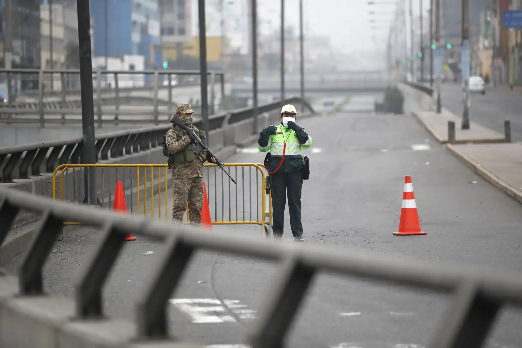 Fuerzas Armadas y Policía Nacional supervisan el cumplimiento de la orden de inmovilización social obligatoria este domingo. Foto: ANDINA/Juan Carlos Guzmán