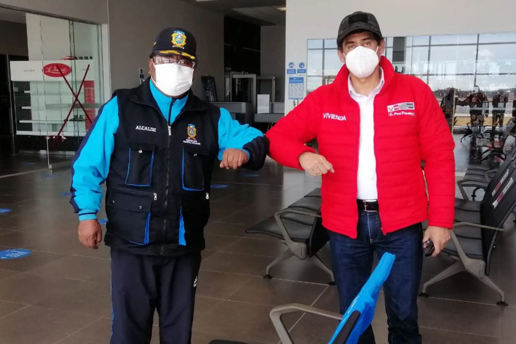 El ministro de Vivienda, Carlos Lozada, se reúne con el alcalde de San Román en el aeropuerto de Juliaca, en Puno. Provincia será una de las beneficiadas con los 100 tanques de oxígeno que llegan a la región esta mañana en un trabajo conjunto con la Fuerza Aérea del Peru. Foto: ANDINA/Ministerio de Vivienda