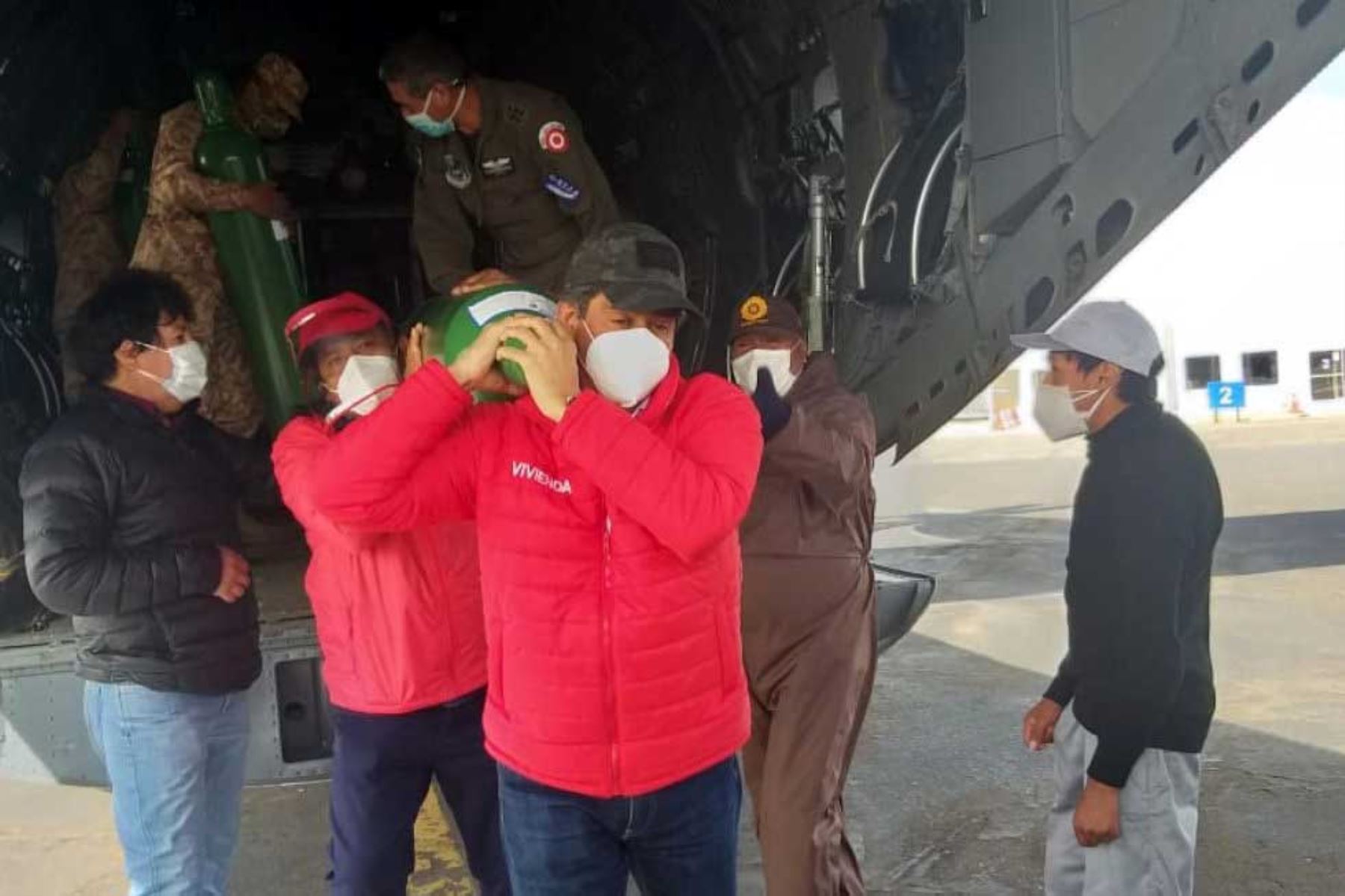 El ministro de Vivienda, Carlos Lozada, se reúne con el alcalde de San Román en el aeropuerto de Juliaca, en Puno. Provincia será una de las beneficiadas con los 100 tanques de oxígeno que llegan a la región esta mañana en un trabajo conjunto con la Fuerza Aérea del Peru. Foto: ANDINA/Ministerio de Vivienda