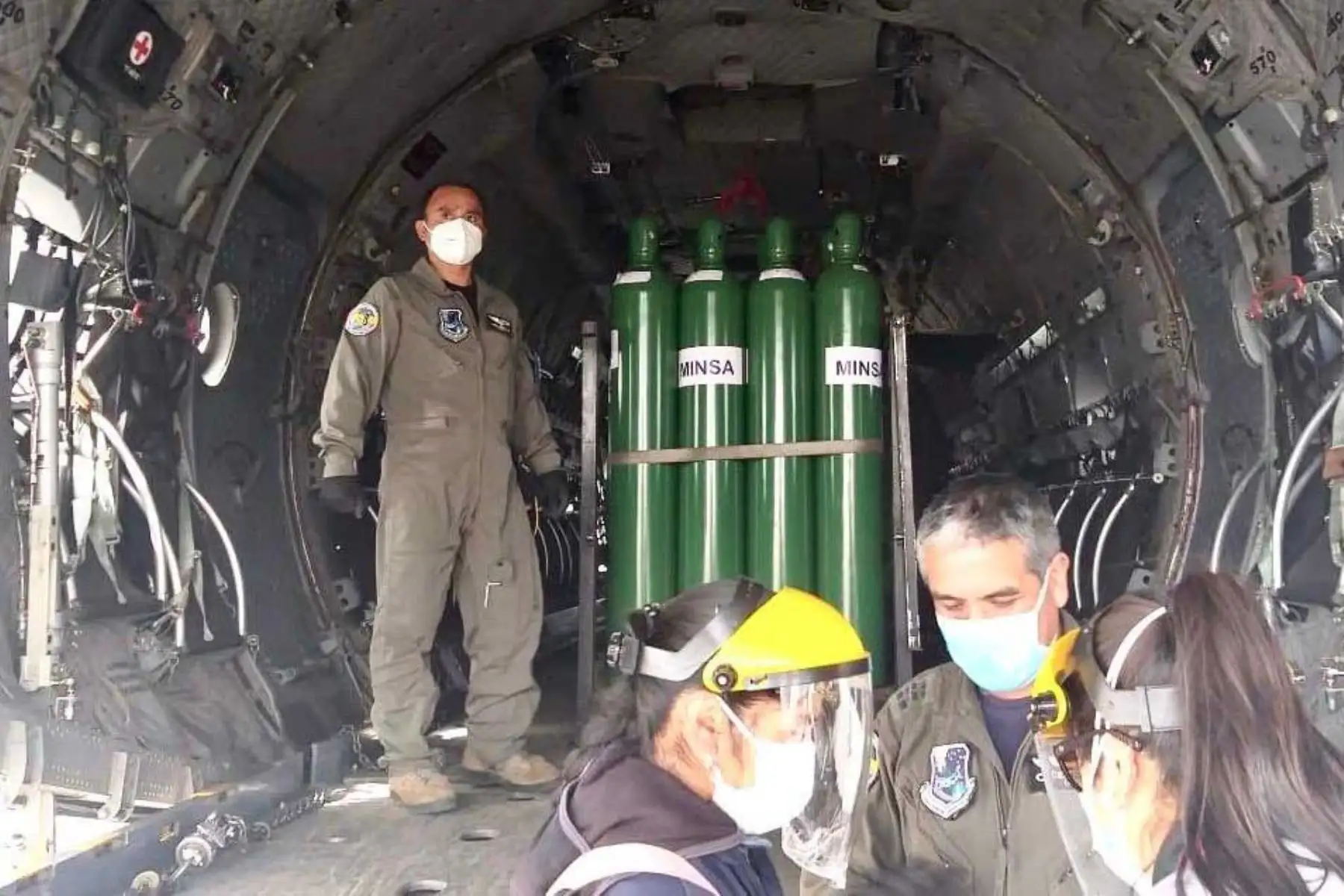 El ministro de Vivienda, Carlos Lozada, se reúne con el alcalde de San Román en el aeropuerto de Juliaca, en Puno. Provincia será una de las beneficiadas con los 100 tanques de oxígeno que llegan a la región esta mañana en un trabajo conjunto con la Fuerza Aérea del Peru. Foto: ANDINA/Ministerio de Vivienda