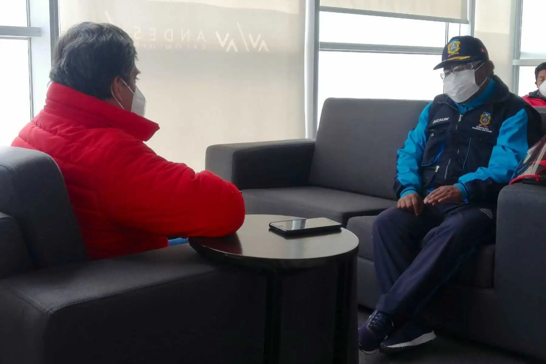 El ministro de Vivienda, Carlos Lozada, se reúne con el alcalde de San Román en el aeropuerto de Juliaca, en Puno. Provincia será una de las beneficiadas con los 100 tanques de oxígeno que llegan a la región esta mañana en un trabajo conjunto con la Fuerza Aérea del Peru. Foto: ANDINA/Ministerio de Vivienda
