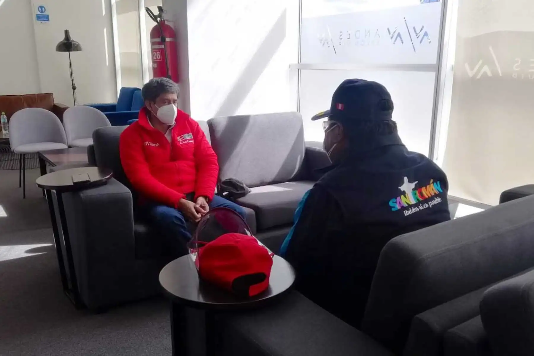 El ministro de Vivienda, Carlos Lozada, se reúne con el alcalde de San Román en el aeropuerto de Juliaca, en Puno. Provincia será una de las beneficiadas con los 100 tanques de oxígeno que llegan a la región esta mañana en un trabajo conjunto con la Fuerza Aérea del Peru. Foto: ANDINA/Ministerio de Vivienda
