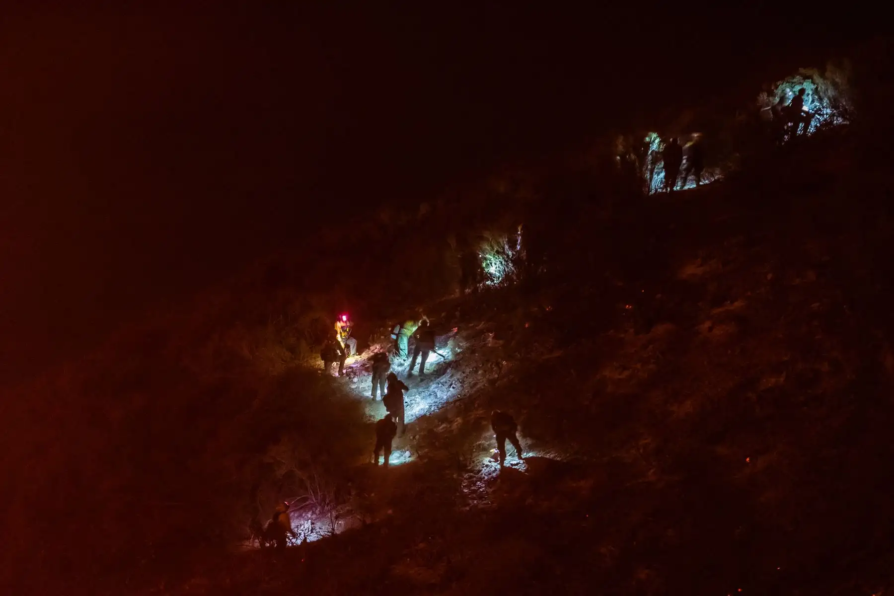 Los bomberos trabajan de noche cortando árboles y quitando vegetación para hacer un cortafuegos contra el incendio del lago en el Bosque Nacional, junto al lago Hughes, a 60 millas al norte de Los Ángeles, California. Foto: AFP