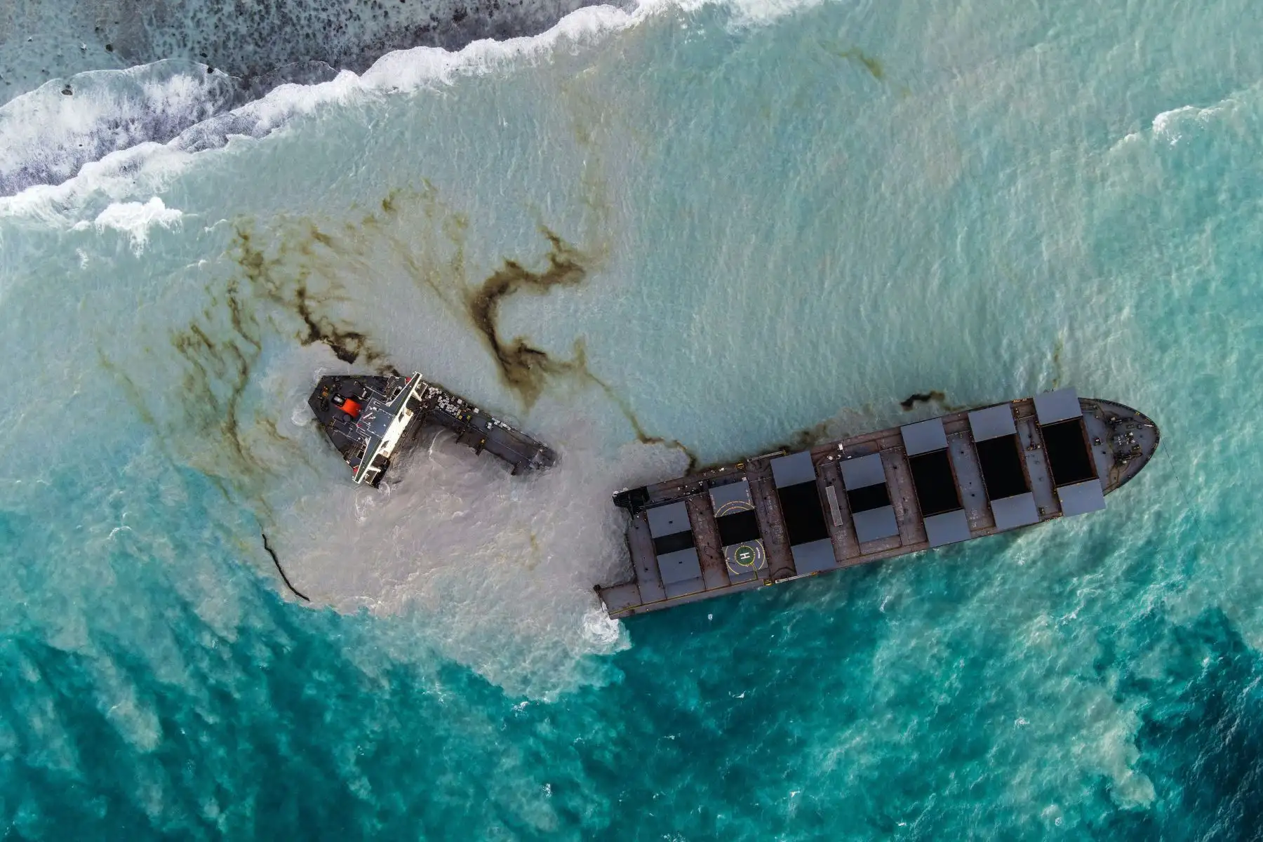 Barco MV Wakashio se parte en dos y vierte toneladas de petróleo en Mauricio, una paradisíaca isla del océano Índico, ubicada al este de Madagascar. Foto: AFP