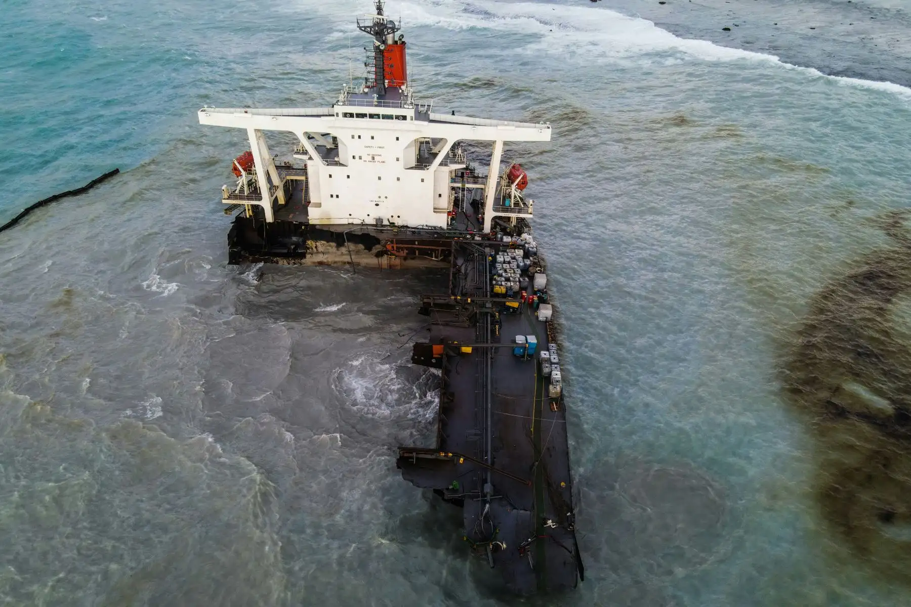 Barco MV Wakashio se parte en dos y vierte toneladas de petróleo en Mauricio, una paradisíaca isla del océano Índico, ubicada al este de Madagascar. Foto: AFP