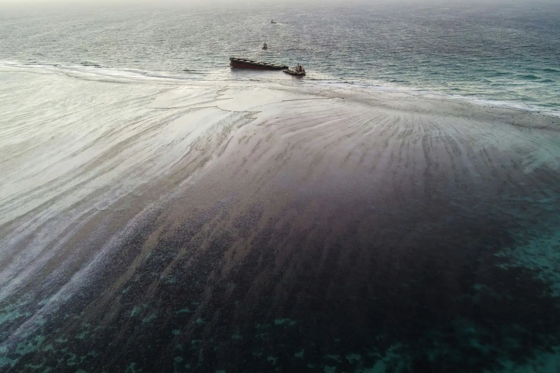 Se estima que unas 90 toneladas quedaban a bordo cuando el barco se partió en dos. Foto: AFP