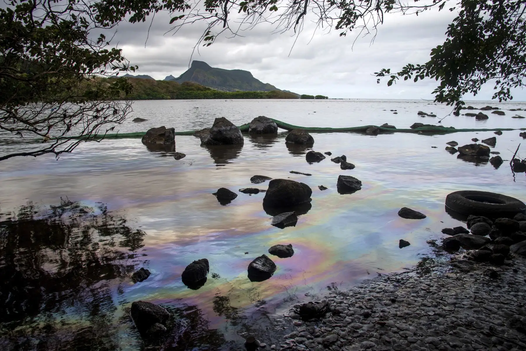 Barco MV Wakashio se parte en dos y vierte toneladas de petróleo en Mauricio, una paradisíaca isla del océano Índico, ubicada al este de Madagascar. Foto: AFP