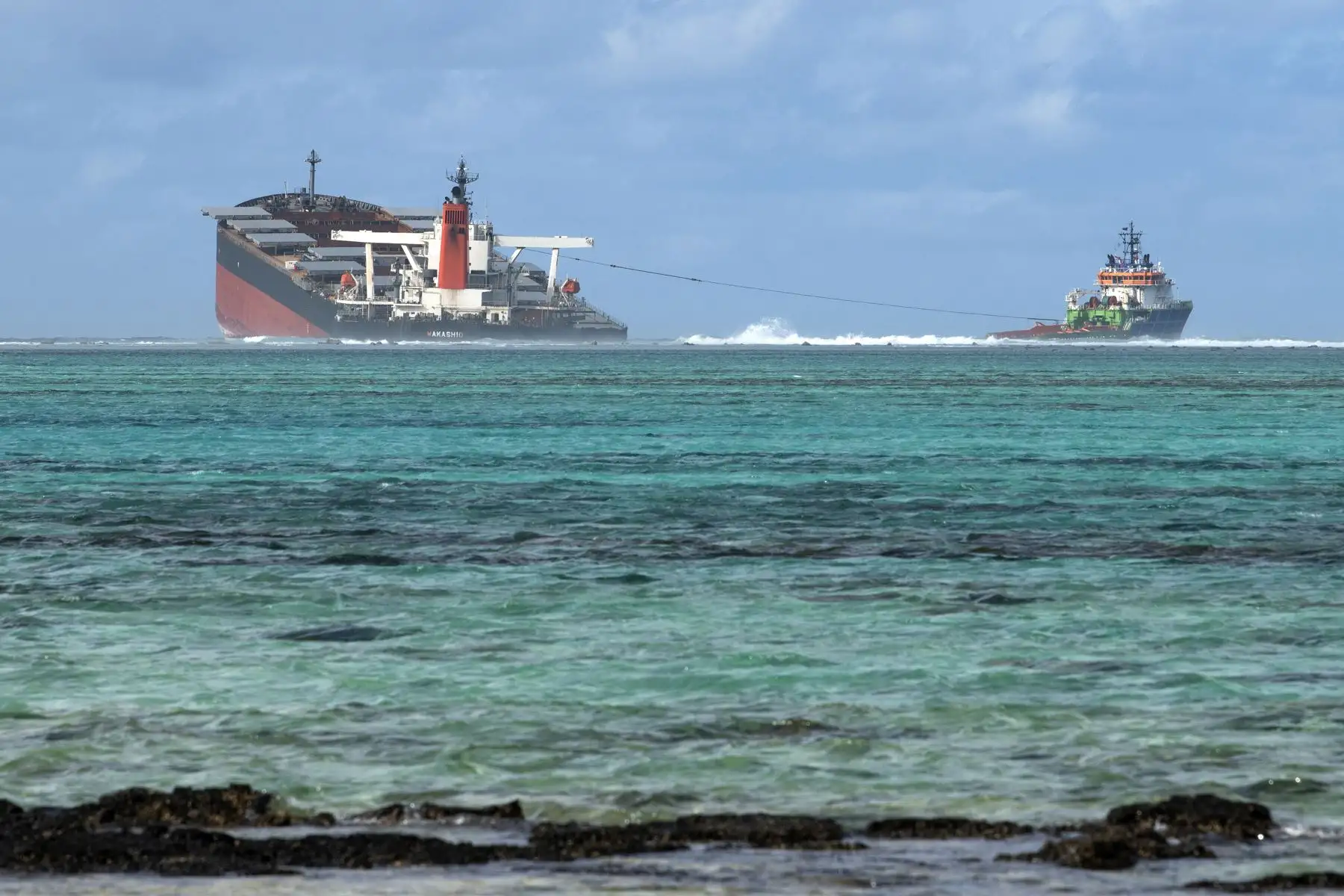 Barco MV Wakashio se parte en dos y vierte toneladas de petróleo en Mauricio, una paradisíaca isla del océano Índico, ubicada al este de Madagascar. Foto: AFP