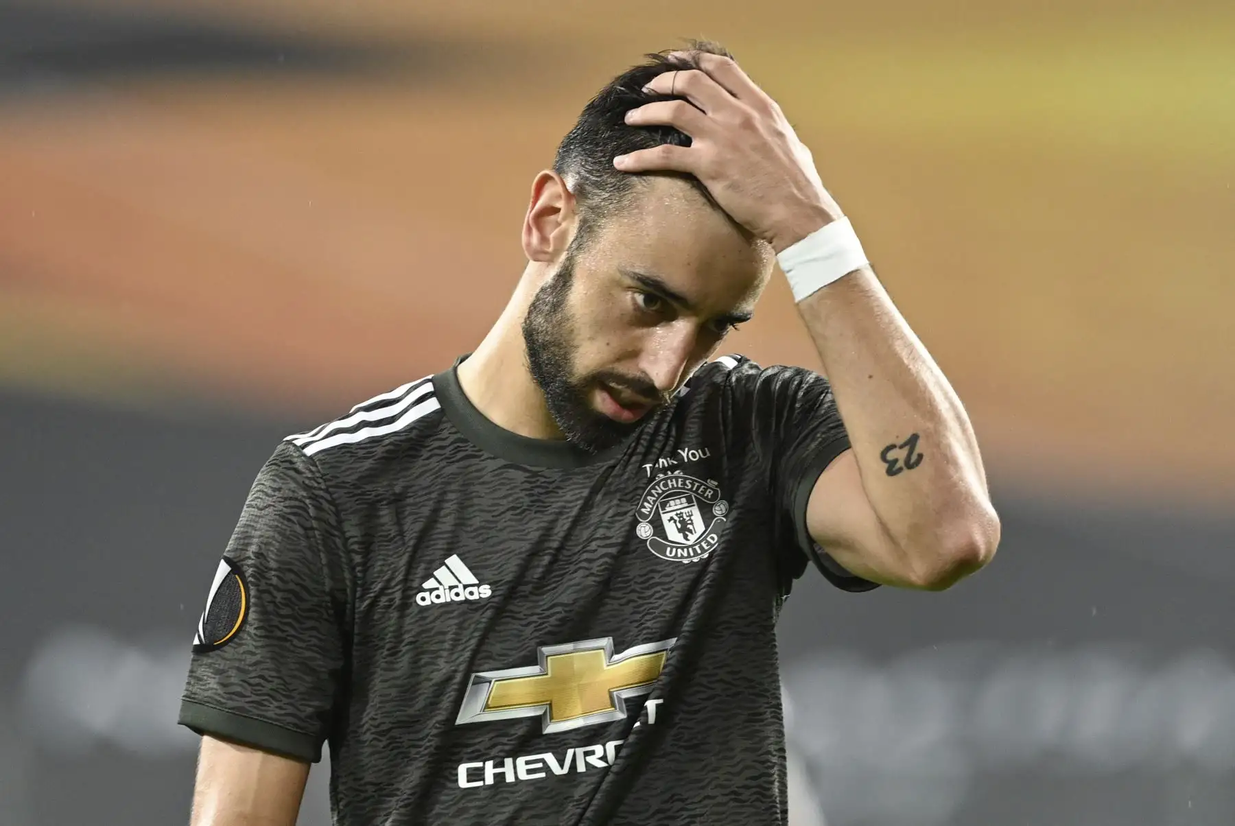 El mediocampista portugués del Manchester United, Bruno Fernandes, reacciona durante el partido de fútbol contra Sevilla por semifinales de la UEFA Europa League. Foto: AFP