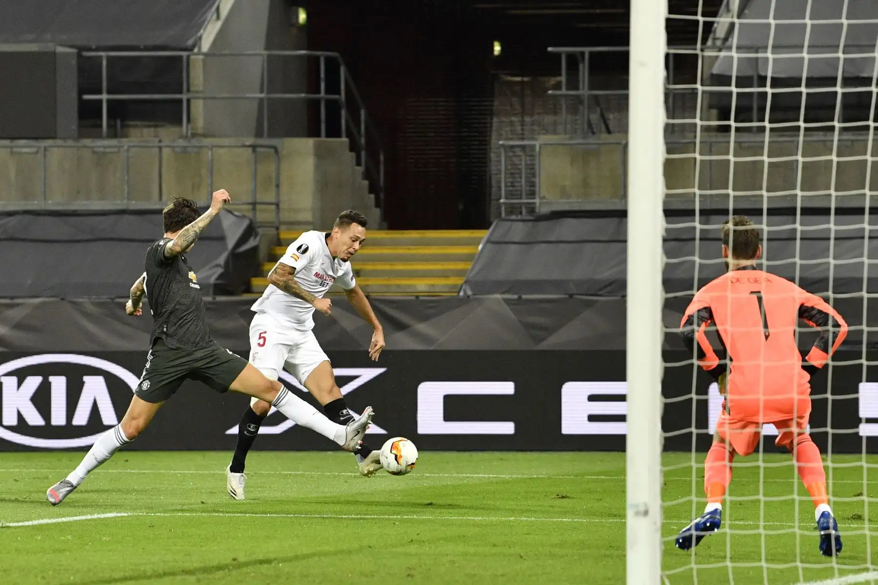 El defensor sueco del Manchester United Victor Lindelof y el mediocampista argentino del Sevilla, Lucas Ocampos, compiten por el balón durante el partido de fútbol por semifinales de la UEFA Europa League. Foto: AFP