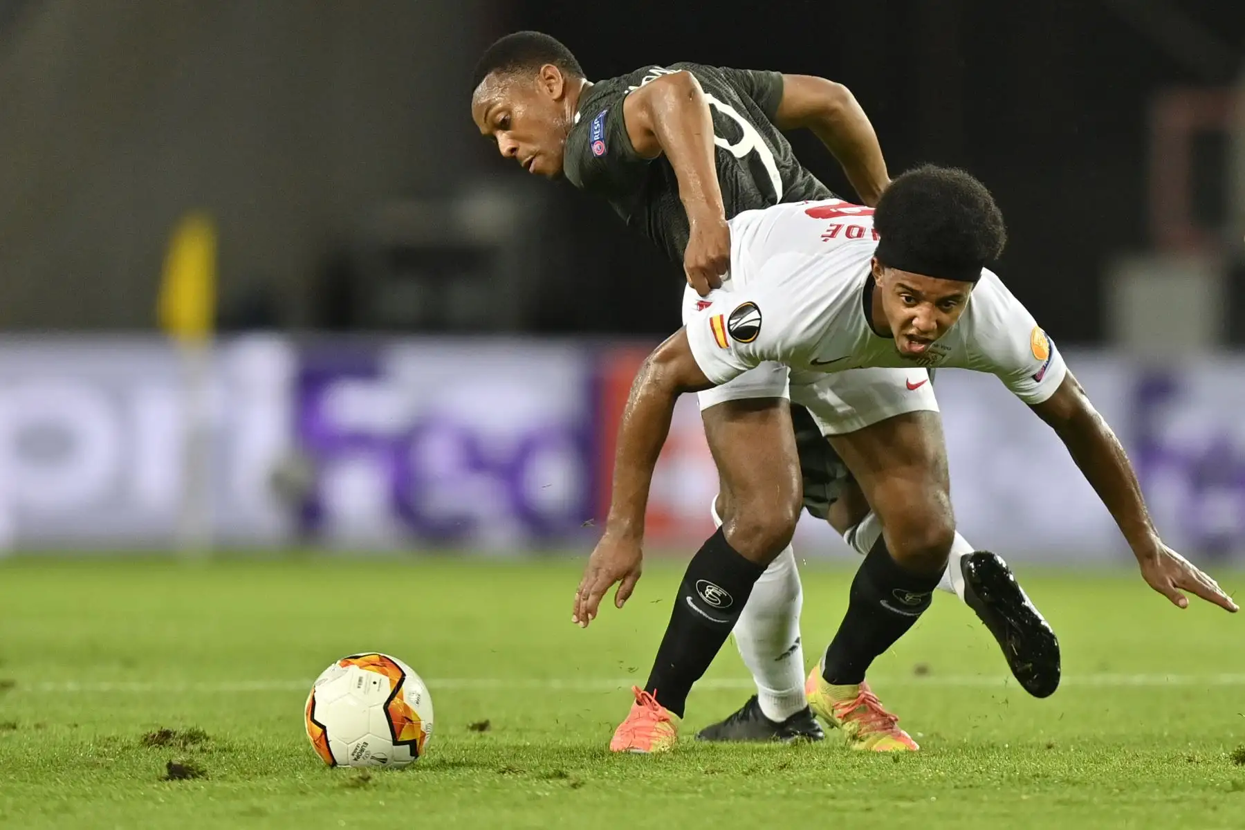 El delantero francés del Manchester United Anthony Martial y el defensor francés del Sevilla, Jules Kounde, compiten por el balón durante el partido de fútbol por semifinales de la UEFA Europa League. Foto: AFP
