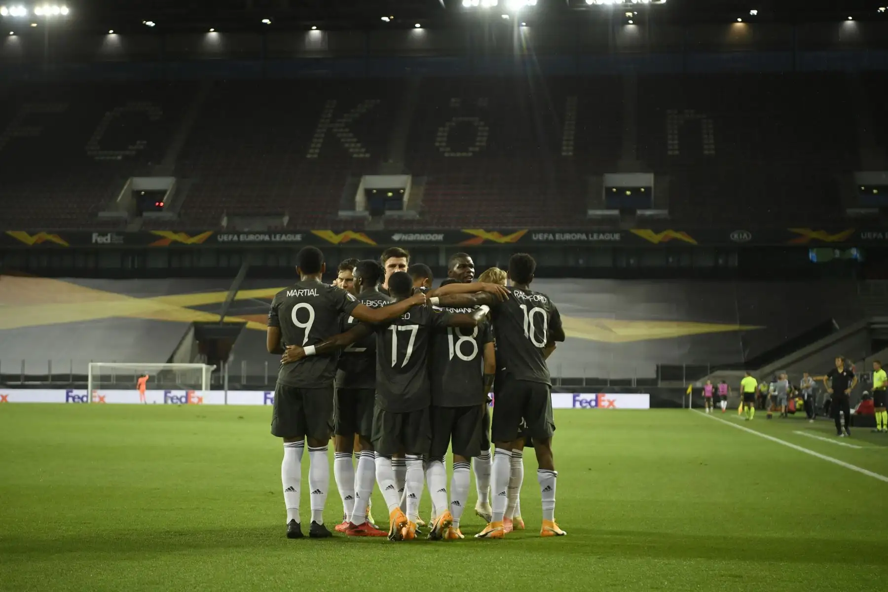 El mediocampista portugués del Manchester United, Bruno Fernandes, celebra el gol de apertura con sus compañeros de equipo durante el partido de fútbol contra Sevilla por semifinales de la UEFA Europa League. Foto: AFP