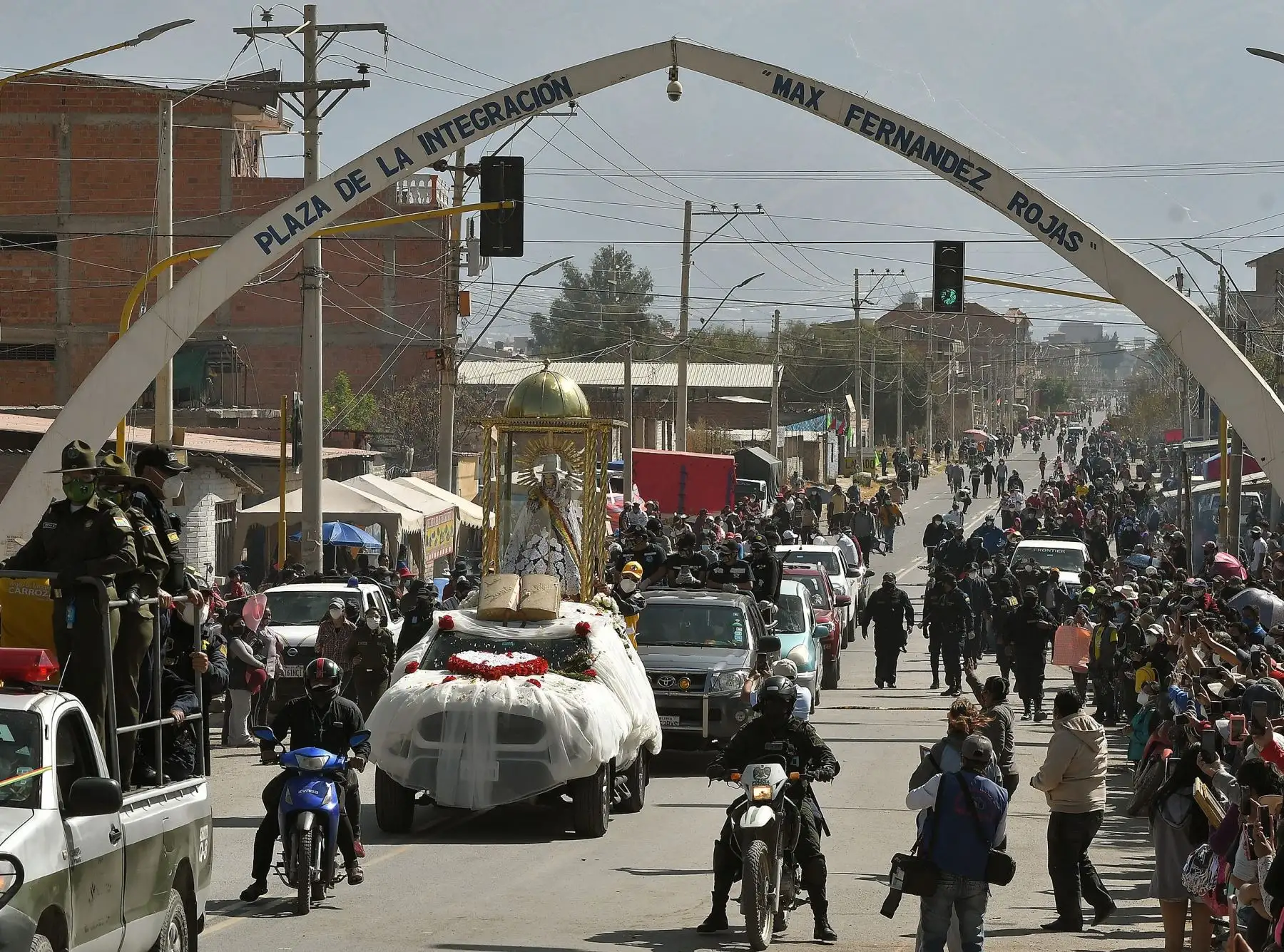 Fieles católicos y autoridades acompañan la procesión de la imagen de la Virgen de Urcupiña, este domingo en Quillacollo (Bolivia). Foto: EFE
