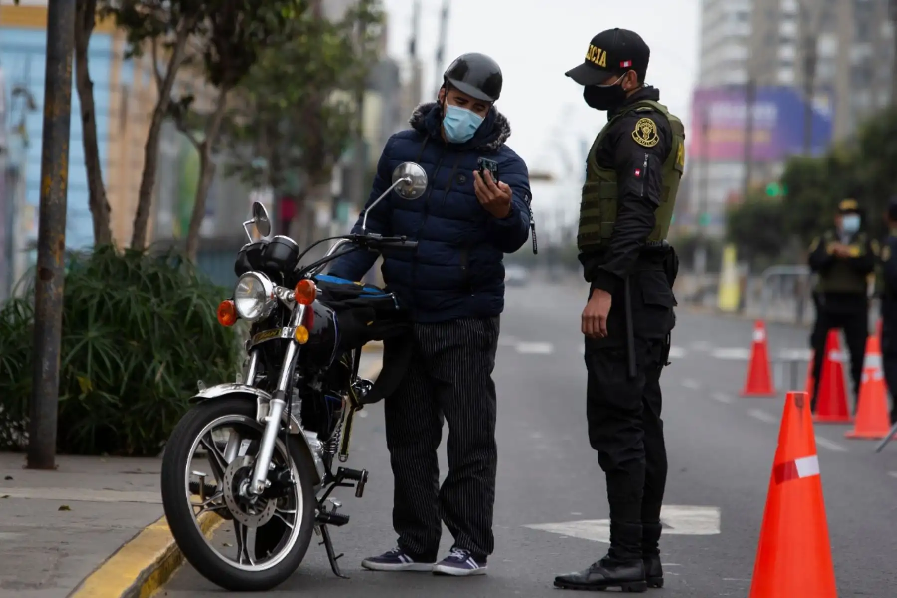 Miembros de la PNP y el Ejército controlan el desplazamiento de vehículos y transeúntes por las calles de Lima durante la inmovilización social obligatoria. Foto: Cortesía/César García