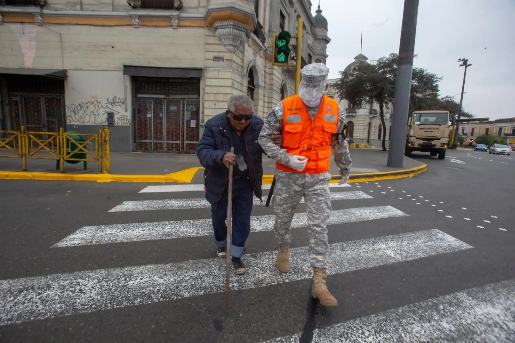 Miembros de la PNP y el Ejército controlan el desplazamiento de vehículos y transeúntes por las calles de Lima durante la inmovilización social obligatoria. Foto: Cortesía/César García