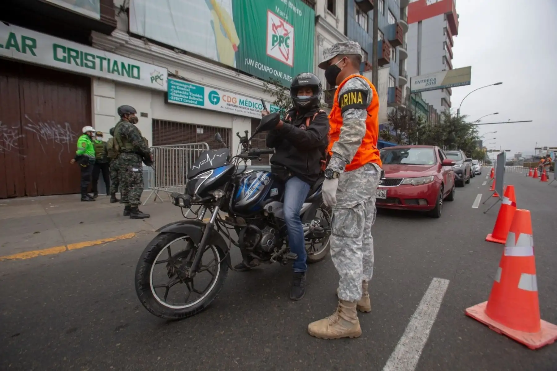 Miembros de la PNP y el Ejército controlan el desplazamiento de vehículos y transeúntes por las calles de Lima durante la inmovilización social obligatoria. Foto: Cortesía/César García