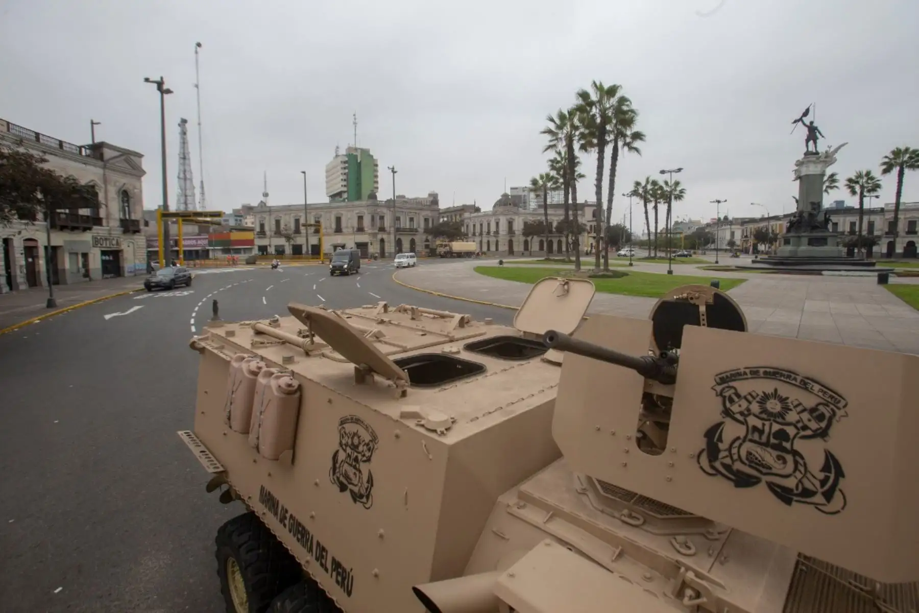 Miembros de la PNP y el Ejército controlan el desplazamiento de vehículos y transeúntes por las calles de Lima durante la inmovilización social obligatoria. Foto: Cortesía/César García