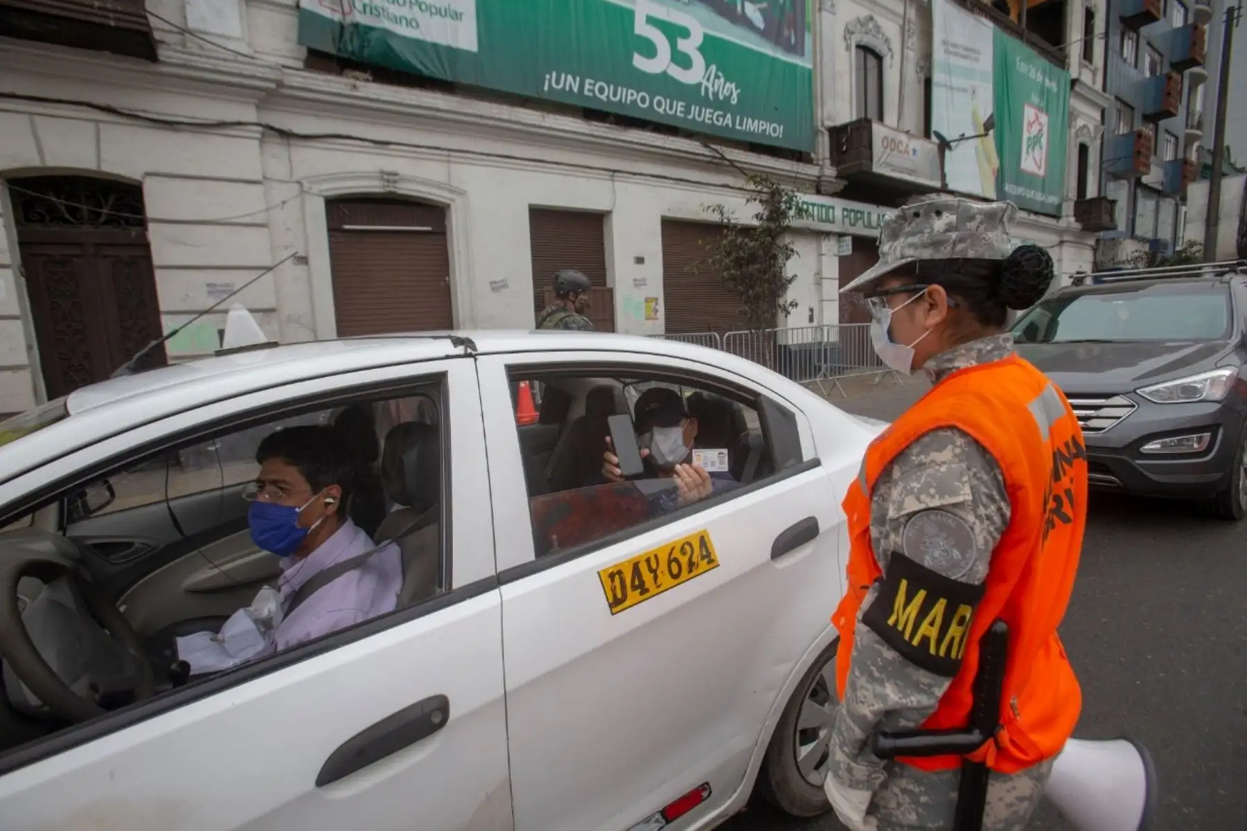 Miembros de la PNP y el Ejército controlan el desplazamiento de vehículos y transeúntes por las calles de Lima durante la inmovilización social obligatoria. Foto: Cortesía/César García