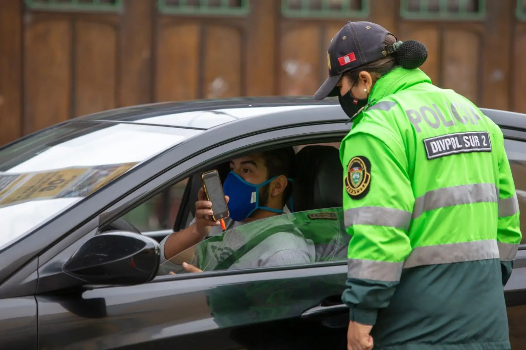 Miembros de la PNP y el Ejército controlan el desplazamiento de vehículos y transeúntes por las calles de Lima durante la inmovilización social obligatoria. Foto: Cortesía/César García