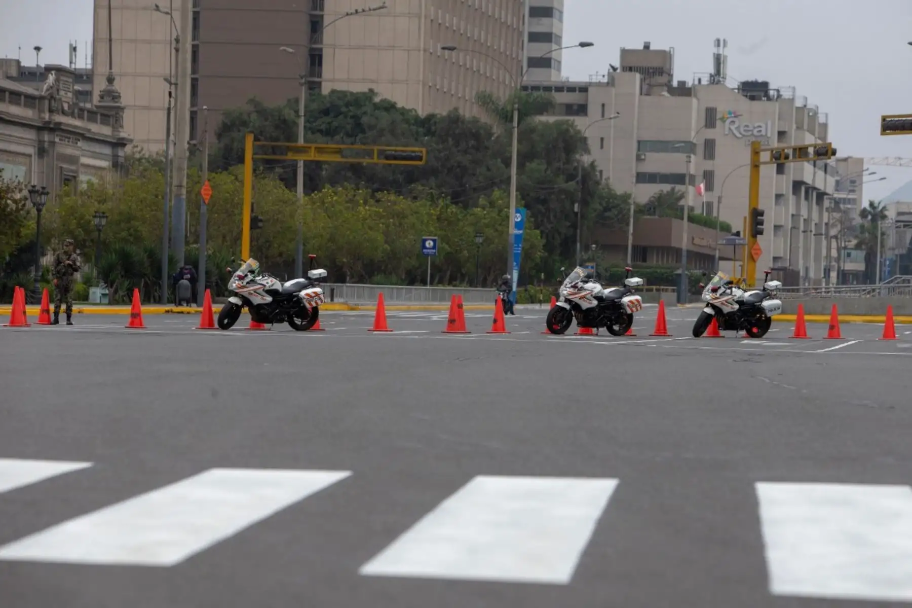 Miembros de la PNP y el Ejército controlan el desplazamiento de vehículos y transeúntes por las calles de Lima durante la inmovilización social obligatoria. Foto: Cortesía/César García