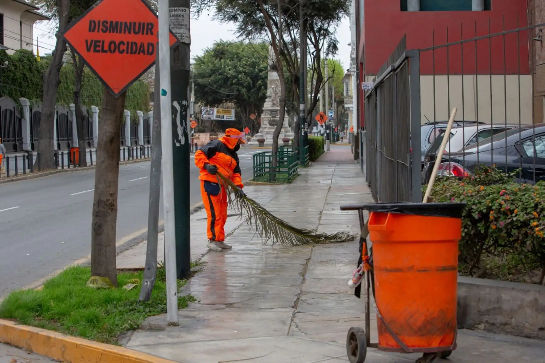 Miembros de la PNP y el Ejército controlan el desplazamiento de vehículos y transeúntes por las calles de Lima durante la inmovilización social obligatoria. Foto: Cortesía/César García