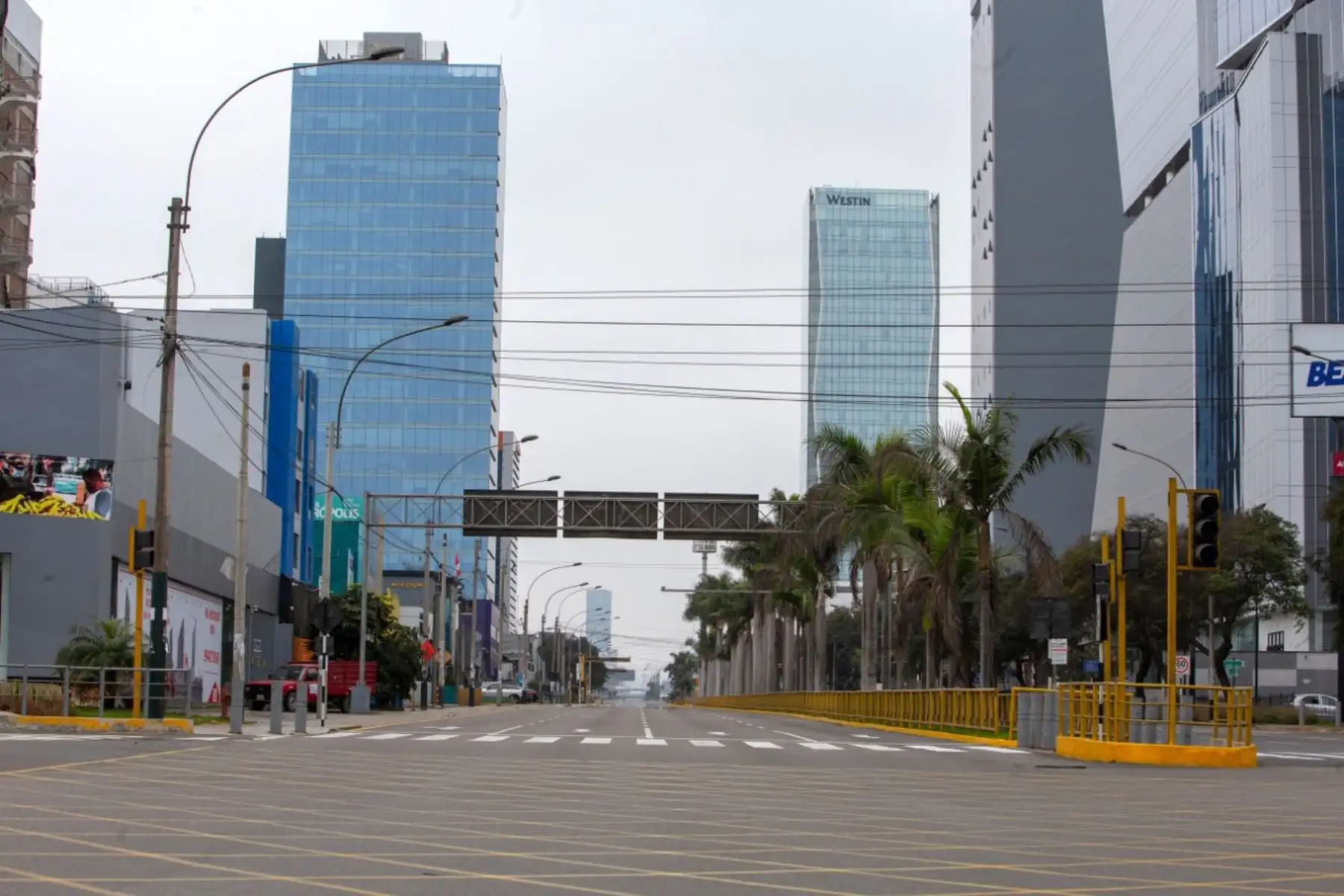Miembros de la PNP y el Ejército controlan el desplazamiento de vehículos y transeúntes por las calles de Lima durante la inmovilización social obligatoria. Foto: Cortesía/César García