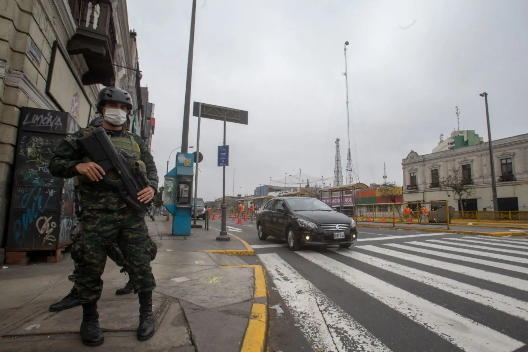 Miembros de la PNP y el Ejército controlan el desplazamiento de vehículos y transeúntes por las calles de Lima durante la inmovilización social obligatoria. Foto: Cortesía/César García