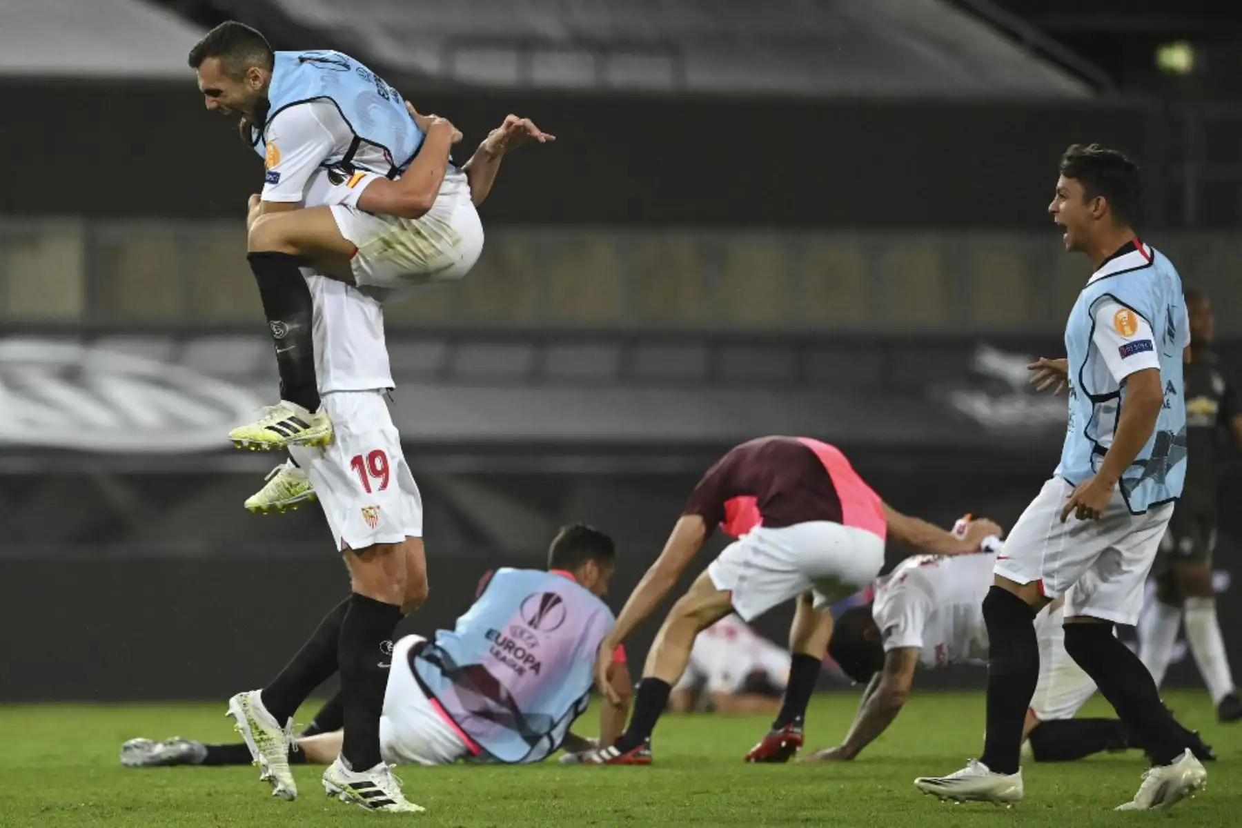 Sevilla celebra después del partido de fútbol semifinal de la UEFA Europa League Sevilla contra Manchester United el 16 de agosto de 2020 en Colonia, Alemania occidental. Foto: AFP
