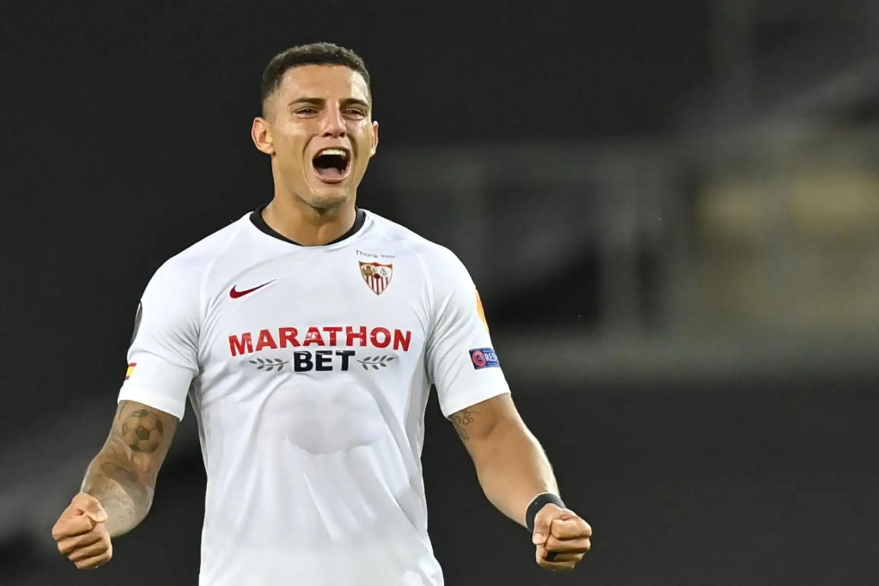 El defensor brasileño del Sevilla Diego Carlos celebra después del partido de fútbol de semifinales de la UEFA Europa League Sevilla vs Manchester United el 16 de agosto de 2020 en Colonia, Alemania occidental. Foto: AFP