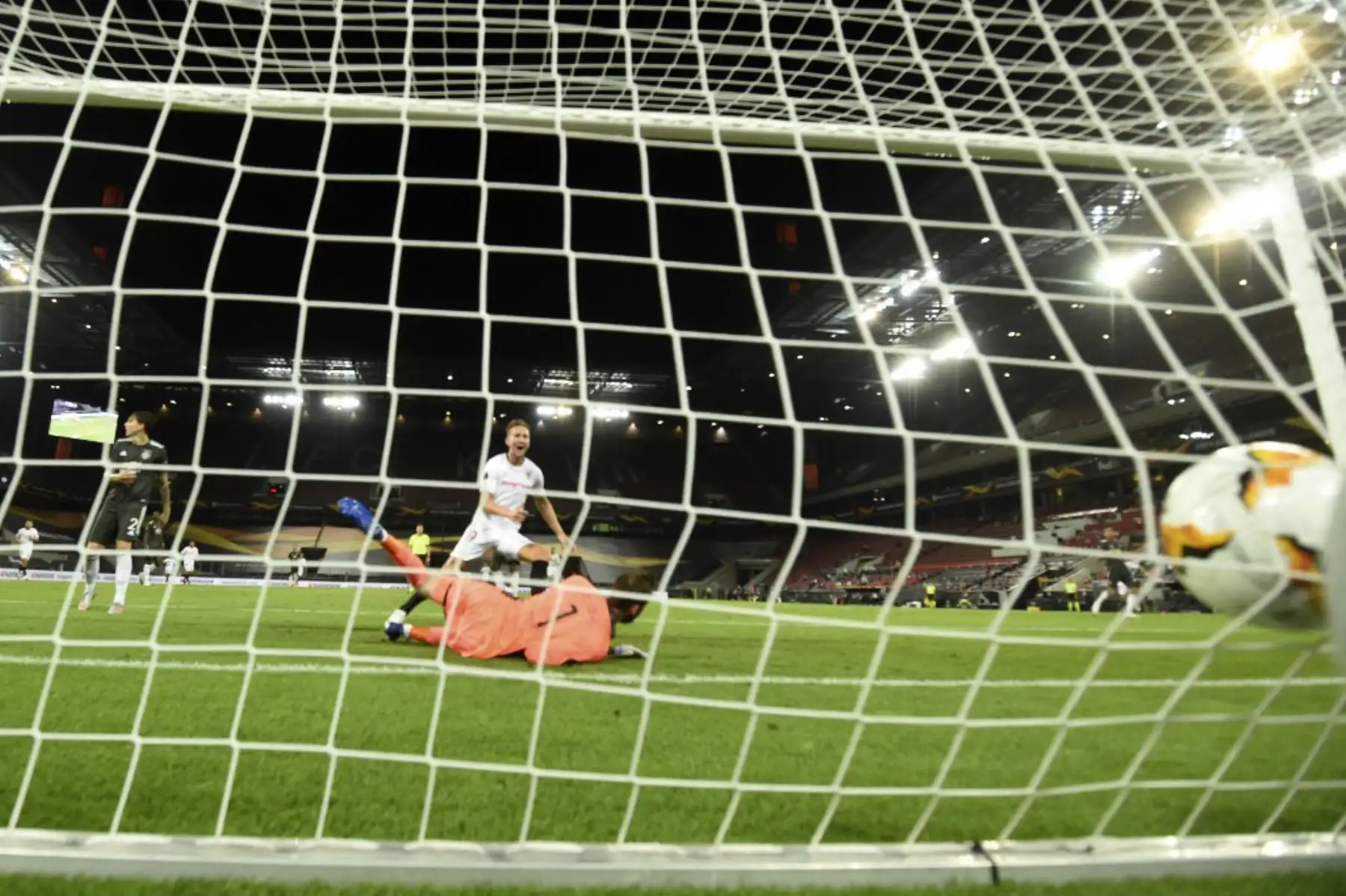 El delantero holandés del Sevilla, Luuk De Jong, supera al portero español del Manchester United, David de Gea, durante el partido de fútbol semifinal de la UEFA Europa League, el Sevilla contra el Manchester United, el 16 de agosto de 2020 en Colonia, Alemania occidental. Foto: AFP