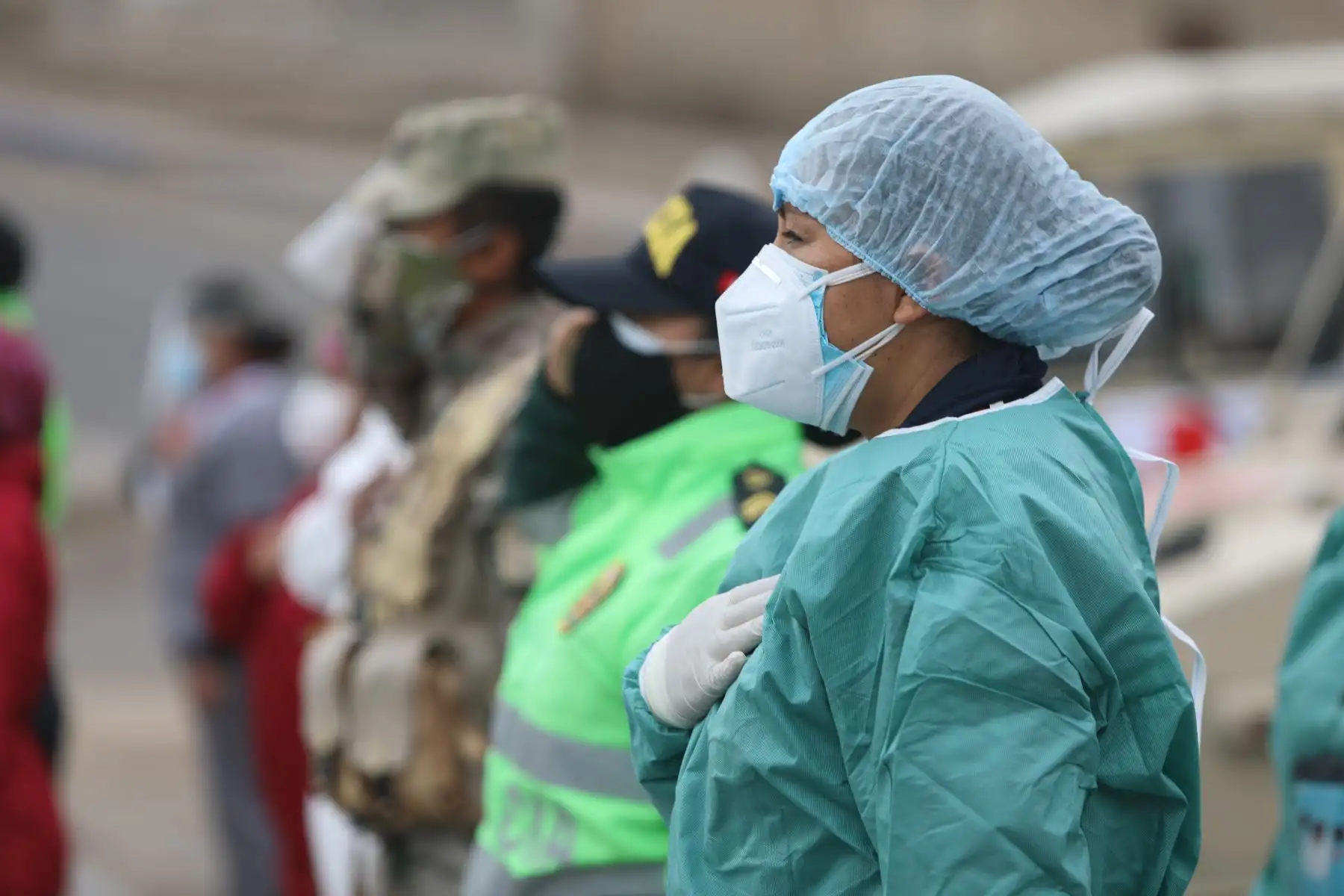 La ministra Rosario Sasieta y las instituciones que conforman el grupo de trabajo “Te Cuido Perú” en la ciudad de Tacna, llegaron hasta la plaza Juan Velazco Alvarado, del Distrito Alto de la Alianza, para continuar con el desarrollo del Plan Tayta en este distrito. Foto: ANDINA/Prensa Presidencia