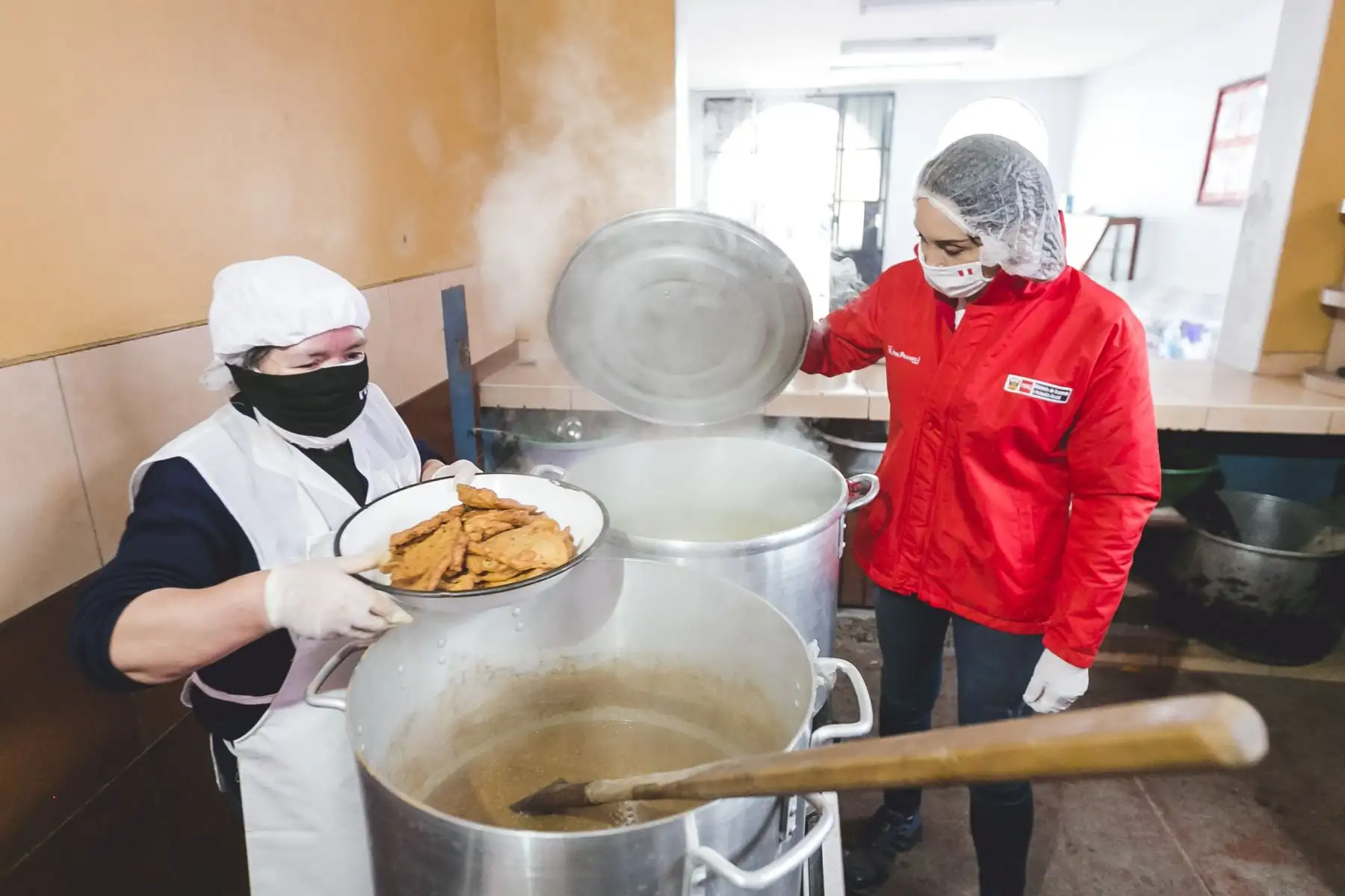 La Ministra  de Inclusión Social  Patricia Donayre supervisó, que comedores  populares cuenten con alimentos y kits sanitarios para su adecuado funcionamiento.Foto:ANDINA/MIDIS