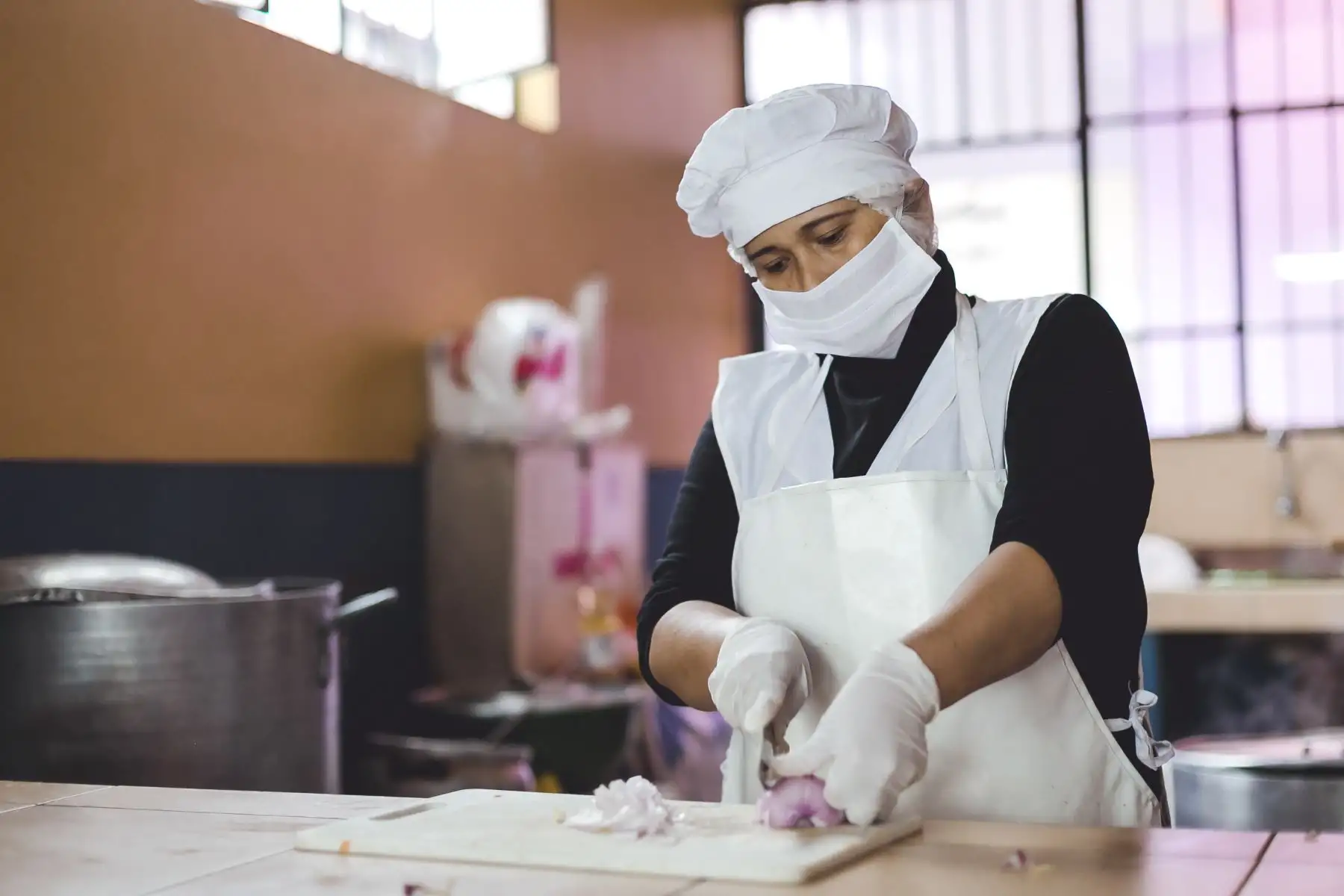 La ministra de Desarrollo e Inclusión Social, Patricia Donayre, visita el comedor popular Santa Rosa de Lima, en Lurín, para supervisar el reinicio de sus actividades con la aplicación de medidas sanitarias, a fin de evitar el riesgo de contagio del covid-19. Foto:ANDINA/MIDIS