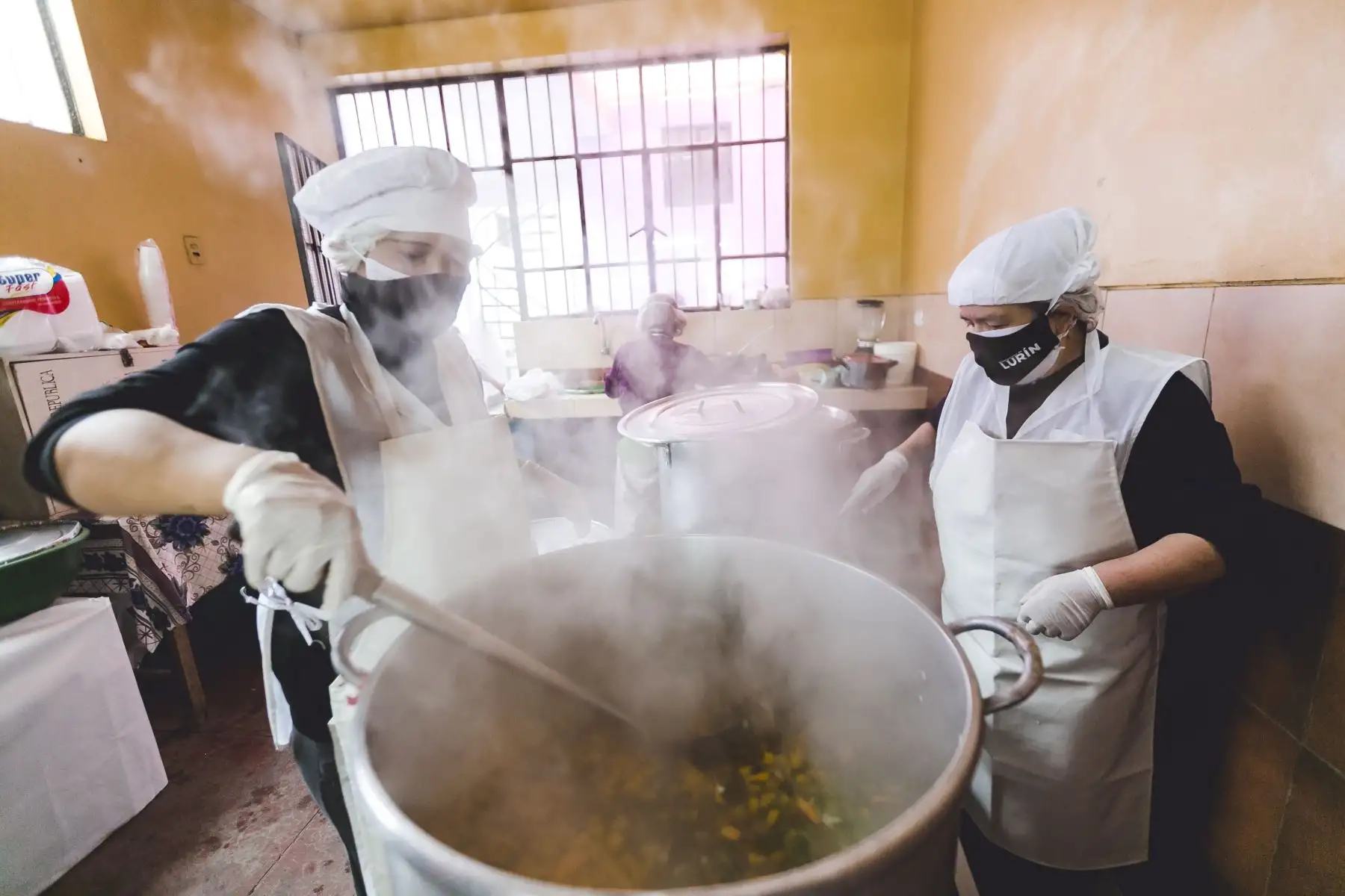 La ministra de Desarrollo e Inclusión Social, Patricia Donayre, visita el comedor popular Santa Rosa de Lima, en Lurín, para supervisar el reinicio de sus actividades con la aplicación de medidas sanitarias, a fin de evitar el riesgo de contagio del covid-19. Foto:ANDINA/MIDIS