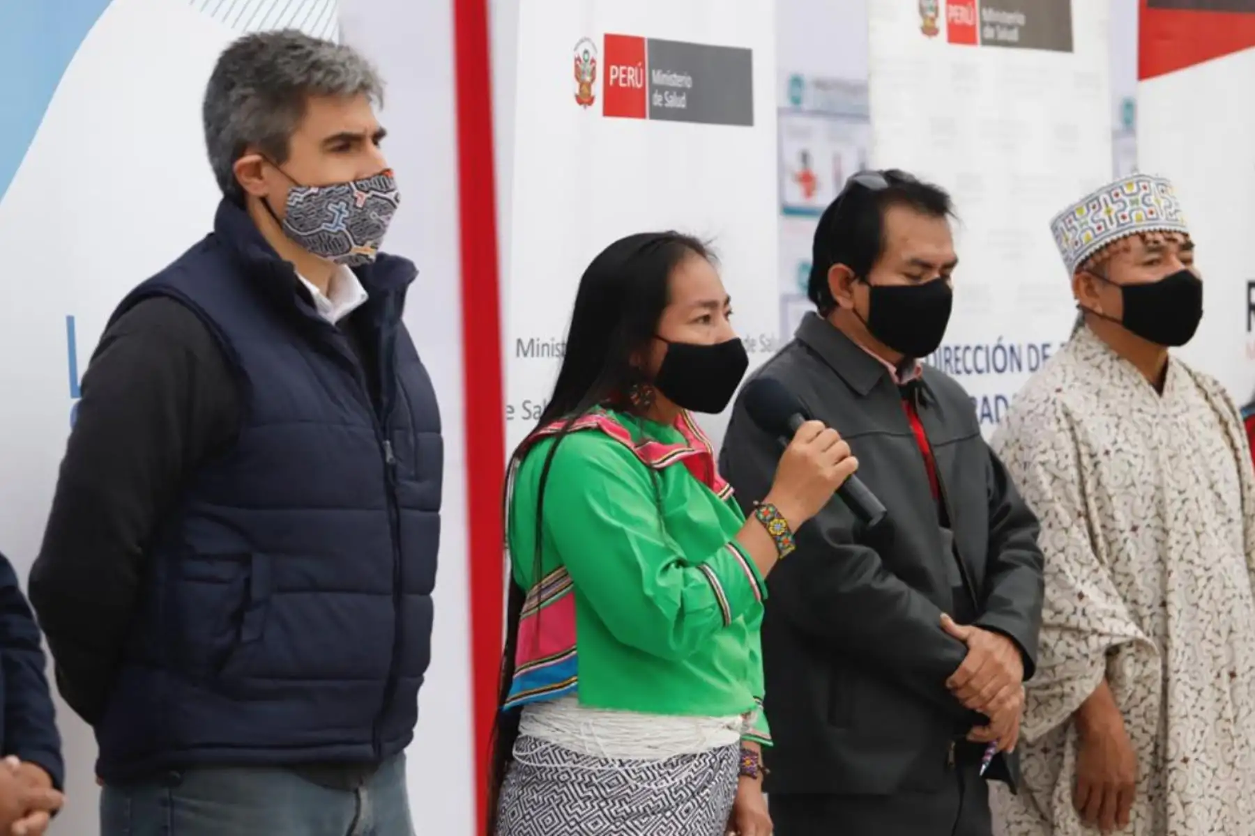El ministro de Cultura,  Alejandro Neyra, participó en la Campaña de Atención Integral de Salud que se realiza en la comunidad Shipibo-konibo de Cantagallo junto a 
personal del Minsa, en el marco del cierre de la Semana de los Pueblos Indígenas 2020. Foto: ANDINA/Ministerio de Cultura
