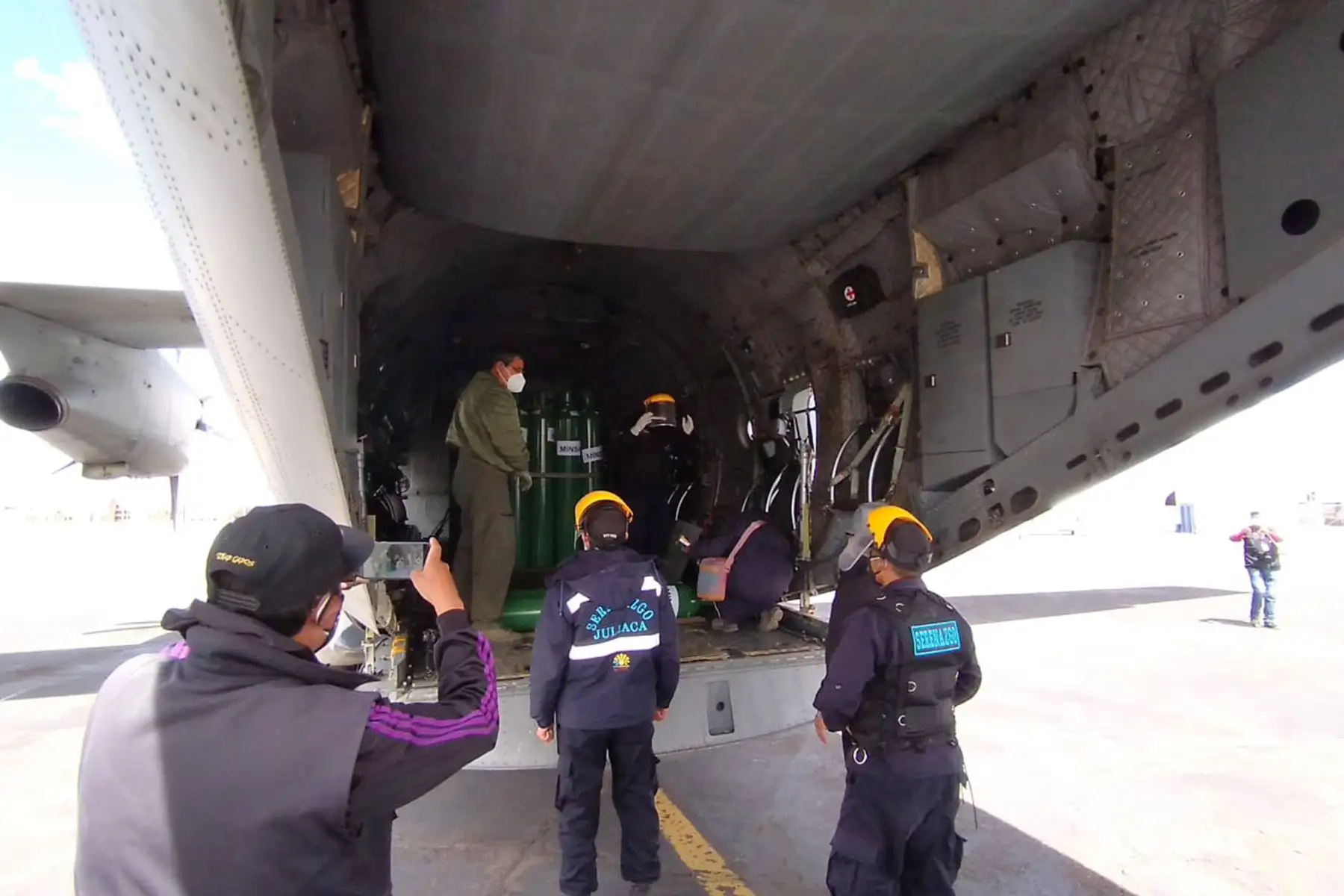 Ministerio de Salud, en coordinación  con la Fuerza Aérea Peruana trasladan 100 balones de oxígeno a la ciudad de Juliaca. El apoyo se realizó con el fin de abastecer los nosocomios de dicha ciudad y continuar reforzando la lucha contra el covid-19.
Foto: FAP