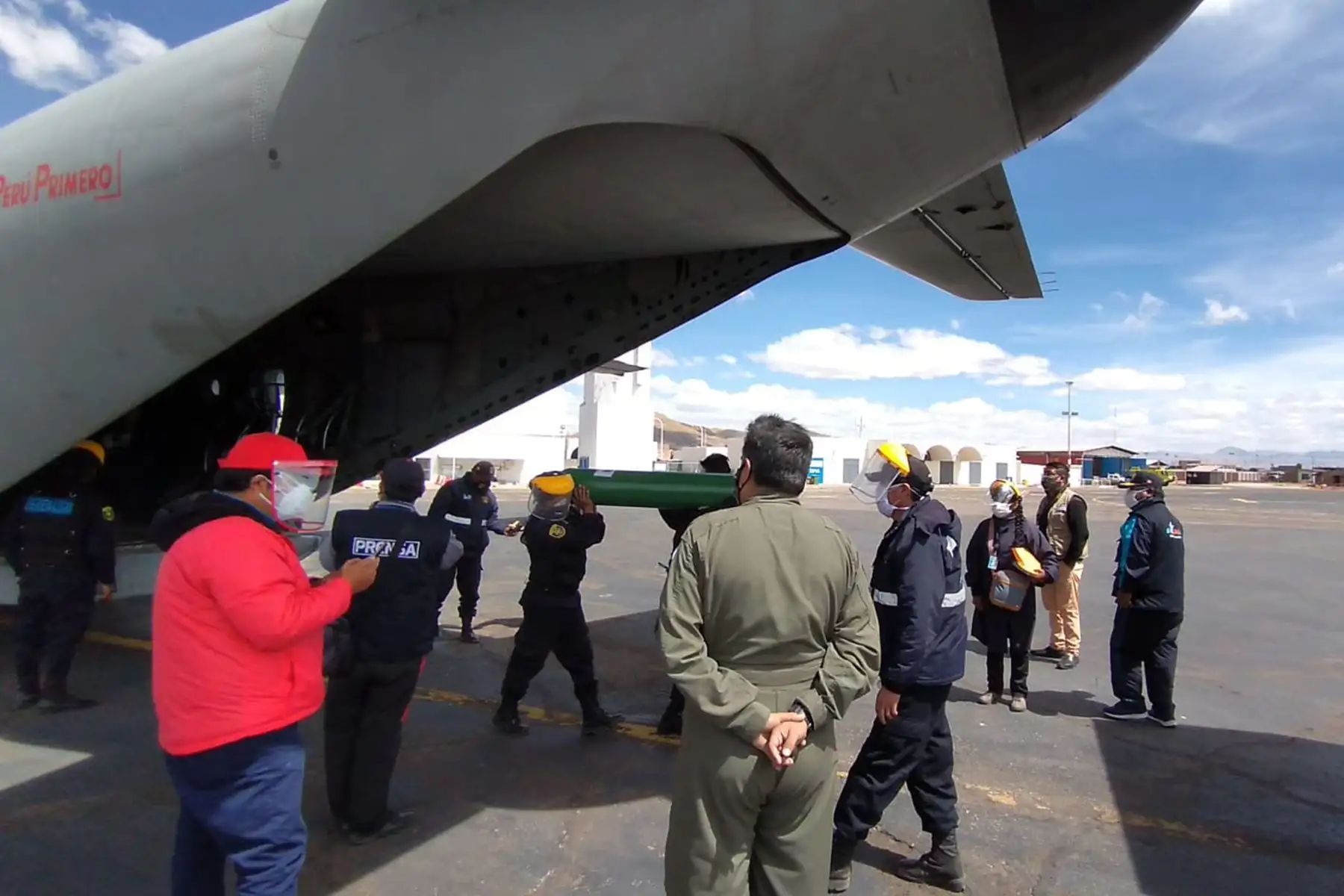 Ministerio de Salud, en coordinación  con la Fuerza Aérea Peruana trasladan 100 balones de oxígeno a la ciudad de Juliaca. El apoyo se realizó con el fin de abastecer los nosocomios de dicha ciudad y continuar reforzando la lucha contra el covid-19.
Foto: FAP