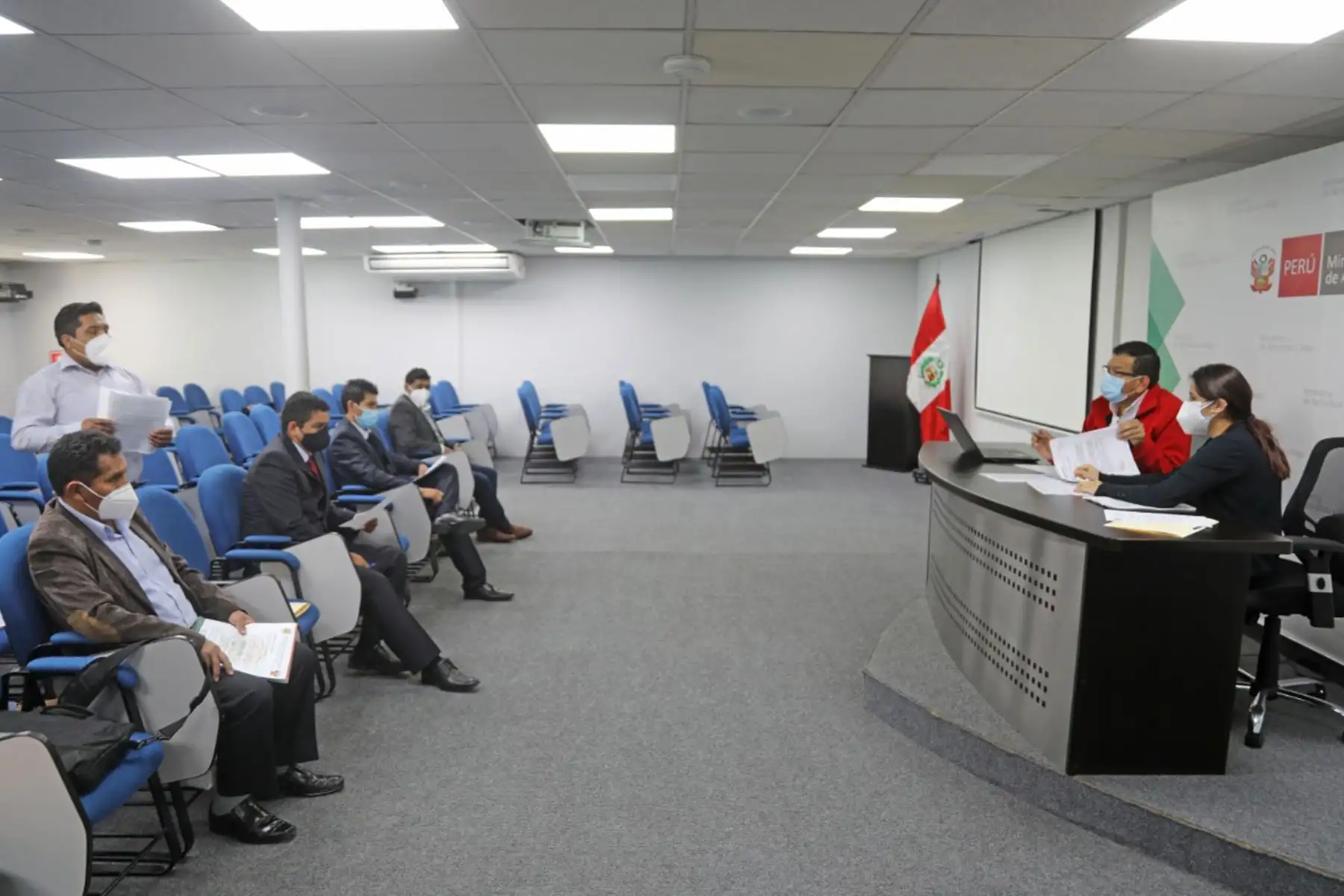 Ministro de Agricultura, Jorge Montenegro y congresista Javier Mendoza, sostuvieron reunión  de trabajo con alcaldes de Chuschis, Acosvinchos, Santiago de Lucanamarca, Huamanquiquia, Oronccoy, Vischongo y Cangallo, para evaluar la ejecución de proyectos de irrigación en la región Ayacucho.
Foto: Minagri