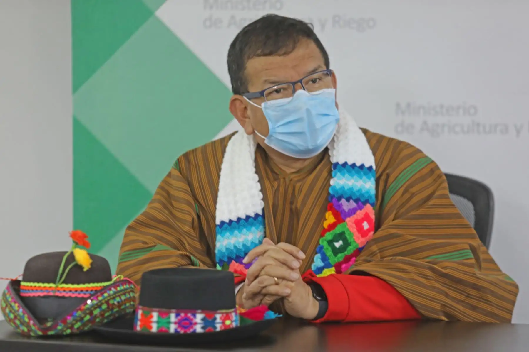 Ministro de Agricultura, Jorge Montenegro y congresista Javier Mendoza, sostuvieron reunión  de trabajo con alcaldes de Chuschis, Acosvinchos, Santiago de Lucanamarca, Huamanquiquia, Oronccoy, Vischongo y Cangallo, para evaluar la ejecución de proyectos de irrigación en la región Ayacucho.
Foto: Minagri