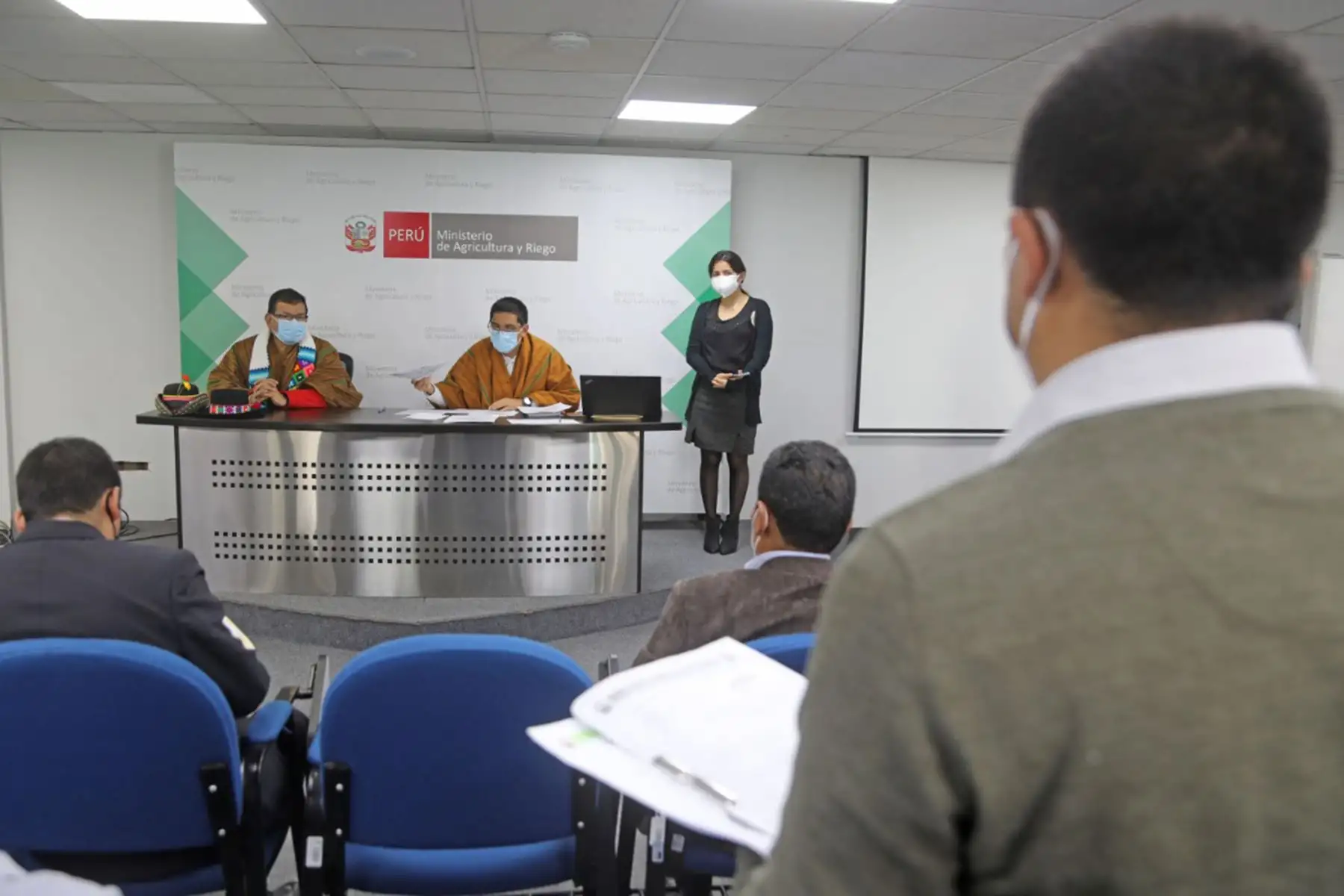 Ministro de Agricultura, Jorge Montenegro y congresista Javier Mendoza, sostuvieron reunión  de trabajo con alcaldes de Chuschis, Acosvinchos, Santiago de Lucanamarca, Huamanquiquia, Oronccoy, Vischongo y Cangallo, para evaluar la ejecución de proyectos de irrigación en la región Ayacucho.
Foto: Minagri