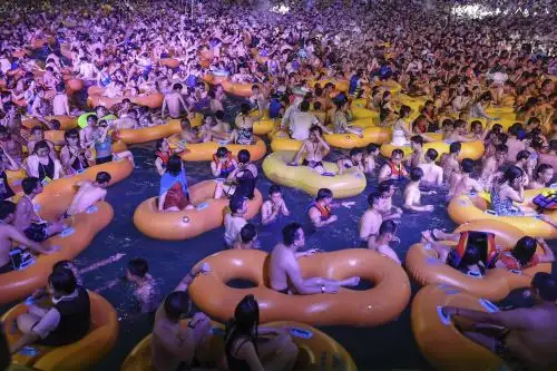 El Maya Beach Water Park se llenó de gente y miles de personas bailaron apretujadas al ritmo de la música electrónica, sin utilizar mascarillas. Foto: AFP