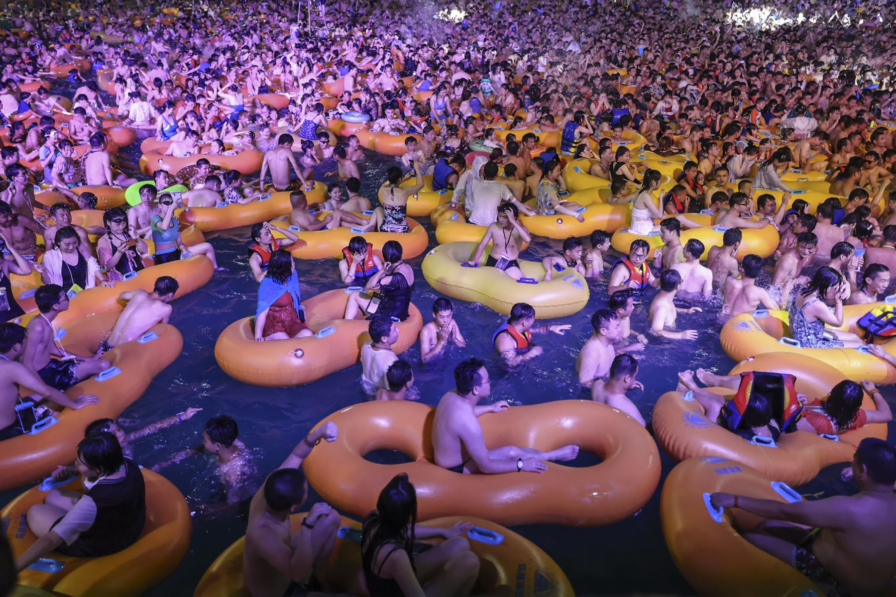 El Maya Beach Water Park se llenó de gente y miles de personas bailaron apretujadas al ritmo de la música electrónica, sin utilizar mascarillas. Foto: AFP