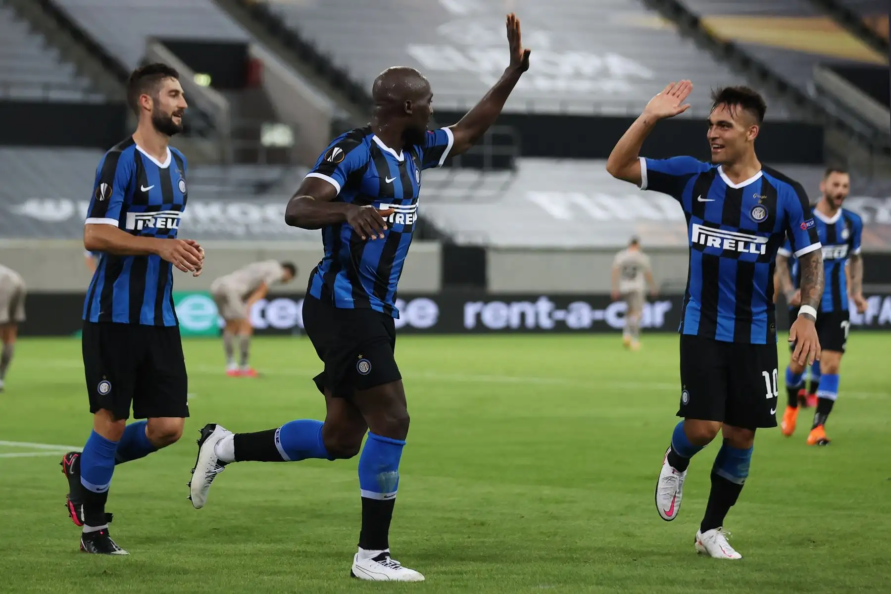 El delantero belga del Inter de Milán Romelu Lukaku  celebra el gol de 4-0 durante el partido de fútbol de la semifinal de la UEFA Europa League entre el Inter de Milán y el Shakhtar Donetsk.
Foto: AFP