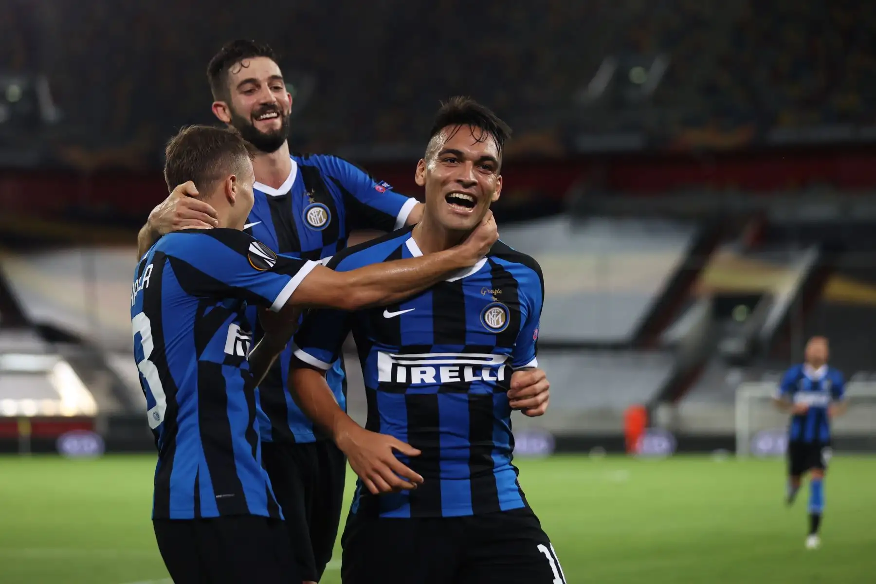 El delantero argentino del Inter de Milán, Lautaro Martínez  celebra el 3-0 con sus compañeros de equipo durante el partido de fútbol de la semifinal de la UEFA Europa League entre el Inter de Milán y el Shakhtar Donetsk.
Foto: AFP