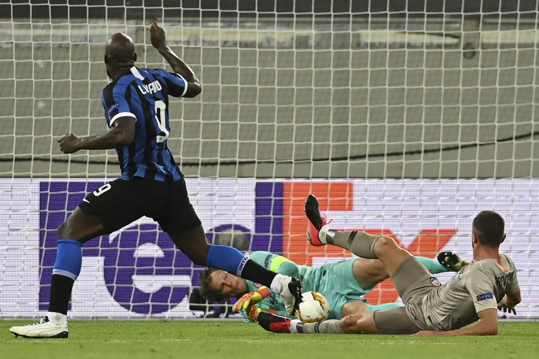 El delantero belga del Inter de Milán Romelu Lukaku no logra anotar más allá del portero ucraniano del Shakhtar Donetsk, Andrey Pyatov, durante el partido de fútbol de la semifinal de la UEFA Europa League Inter de Milán v Shakhtar Donetsk.
Foto: AFP