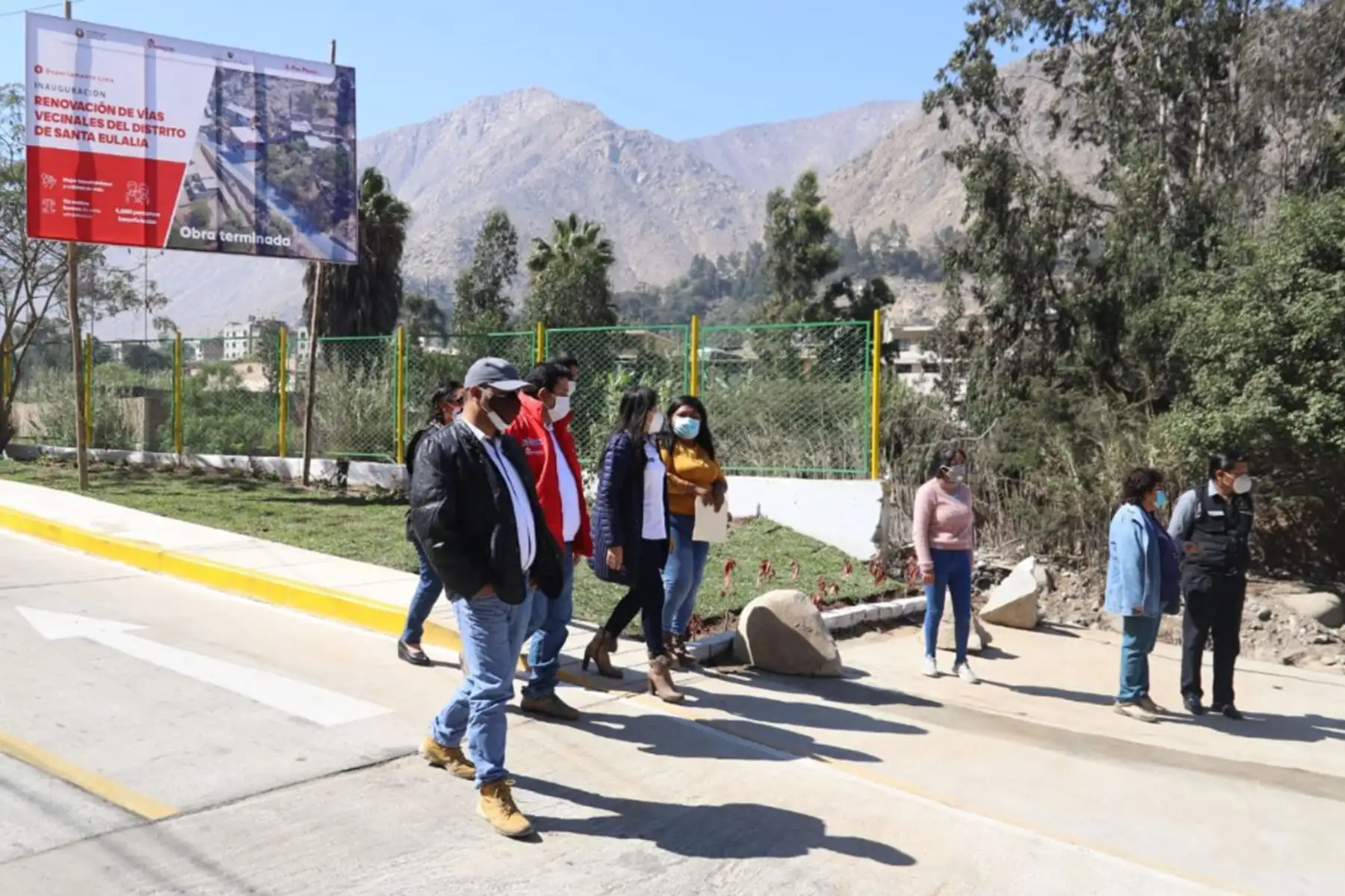 La directora ejecutiva de la ARCC, Amalia Moreno, inauguró la única vía de acceso y salida del sector de Huayaringa y el asentamiento humano Julio C. Tello, en el distrito de Santa Eulalia. Foto: ARCC