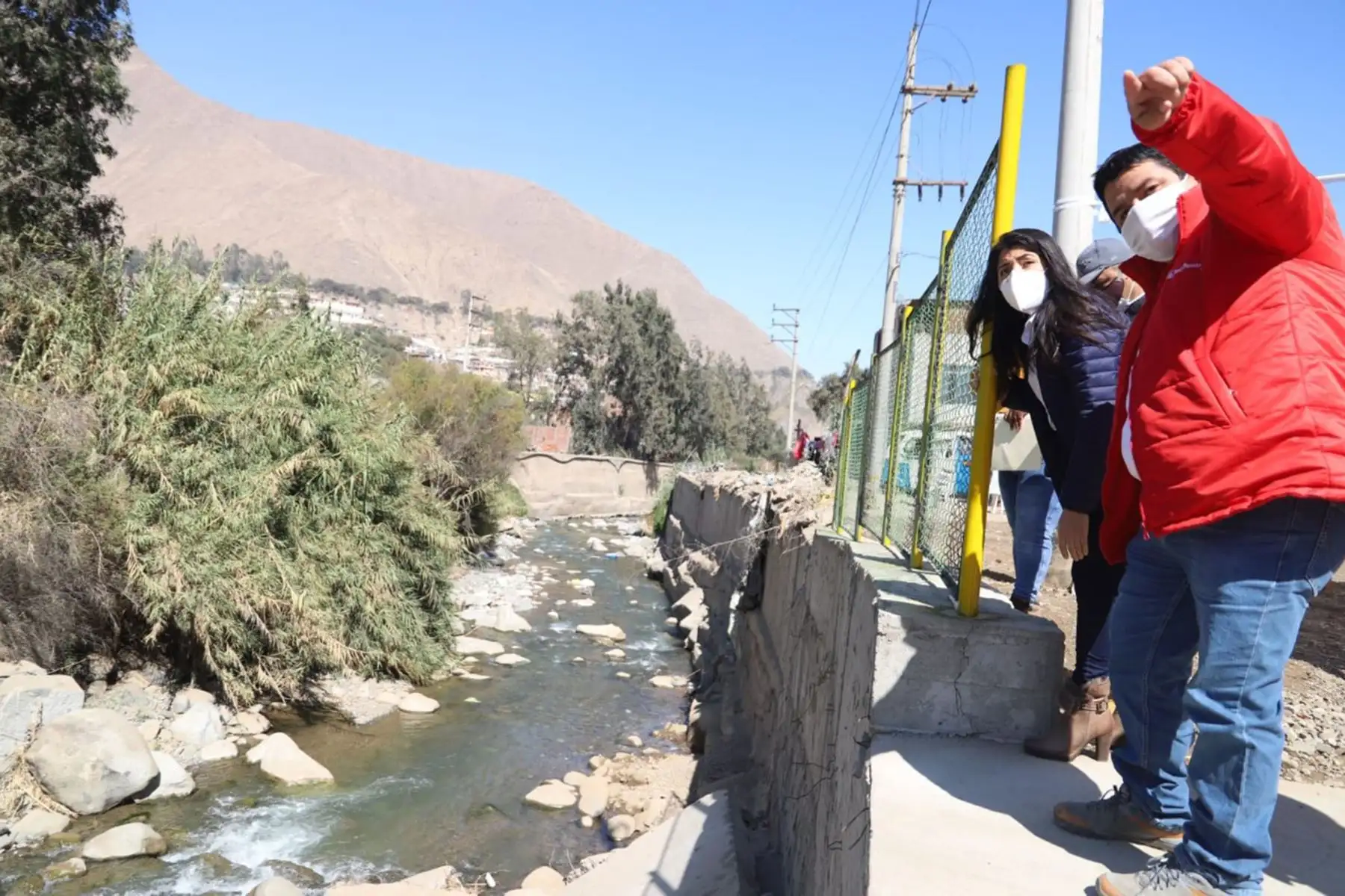 La directora ejecutiva de la ARCC, Amalia Moreno, inauguró la única vía de acceso y salida del sector de Huayaringa y el asentamiento humano Julio C. Tello, en el distrito de Santa Eulalia. Foto: ARCC