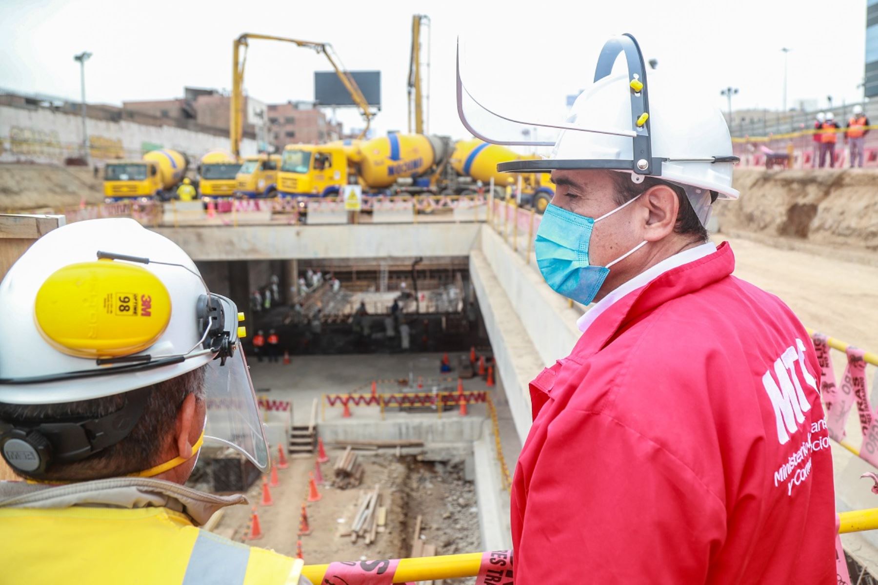 Ministro de Transportes y Comunicaciones, Carlos Estremadoyro, inspecciona reinicio de obras de la Línea 2 del Metro de Lima. Foto: Cortesía.