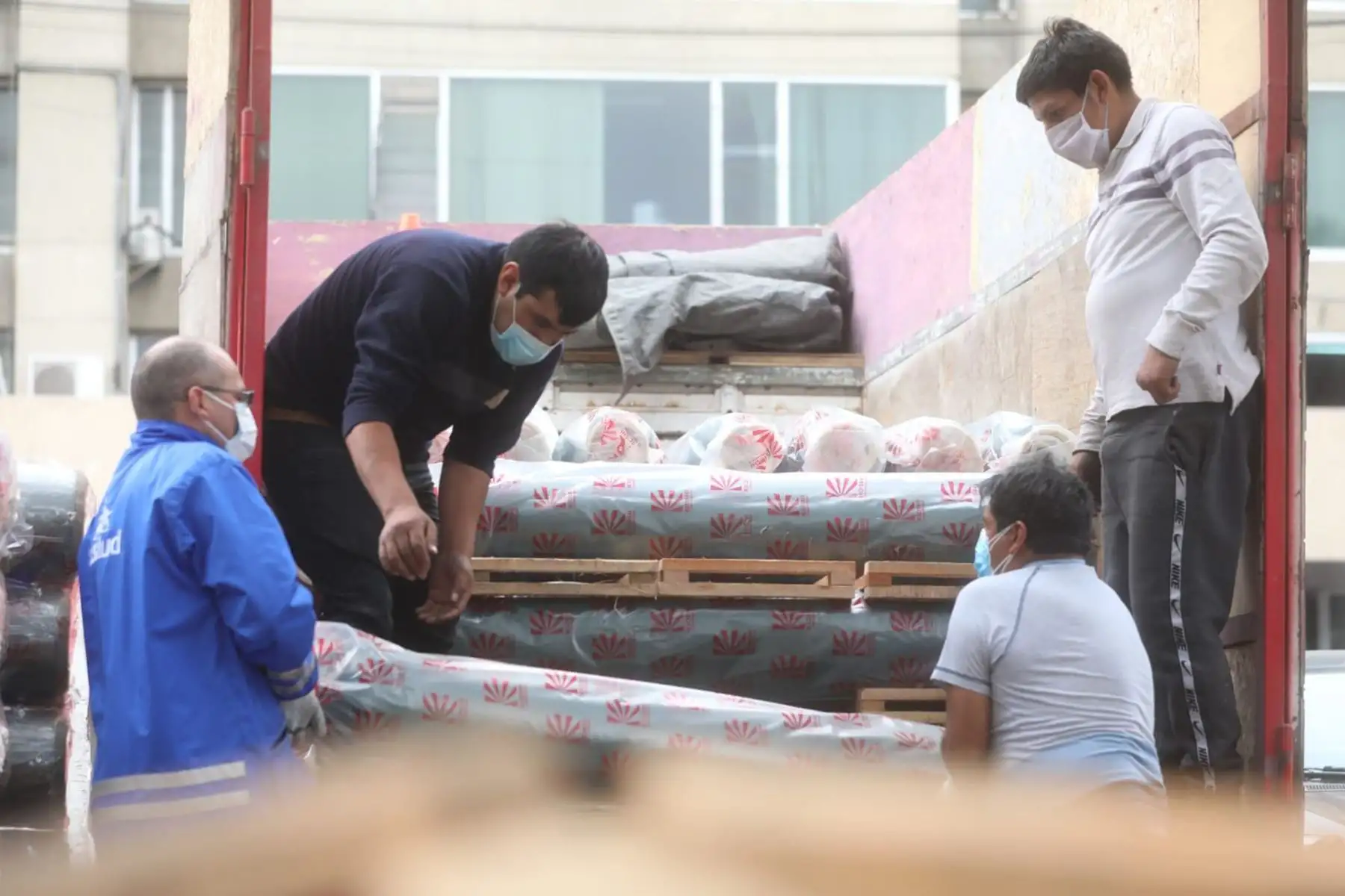 Ministerio de la Producción en coordinación con el ministerio de Salud y Essalud trasladan 70 balones de oxígeno y 26 pulsómetros que reforzarán la atención a la salud en la región Huancavelica en la lucha contra el covid-19.
Foto: Ministerio de la Producción