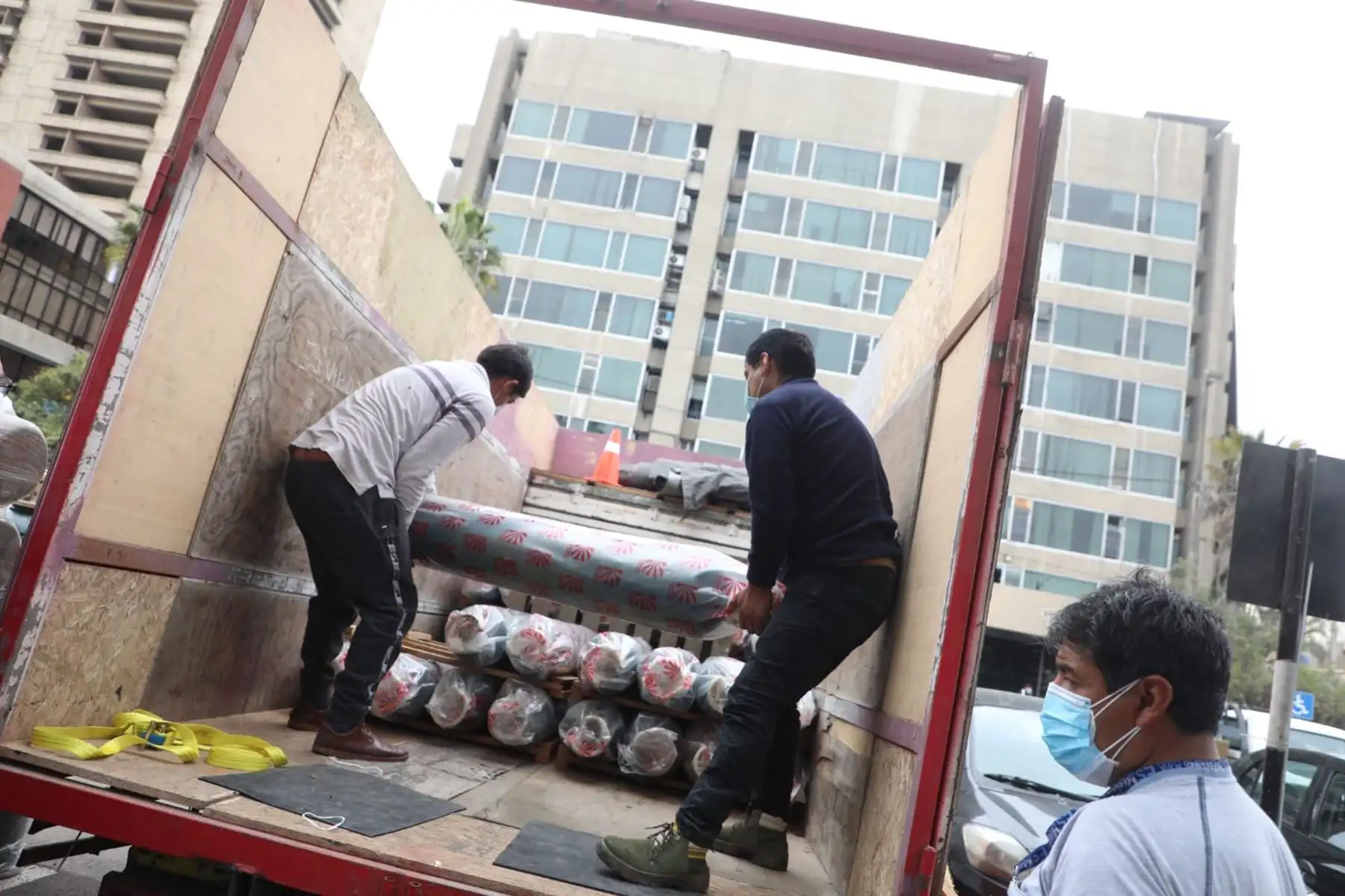 Ministerio de la Producción en coordinación con el ministerio de Salud y Essalud trasladan 70 balones de oxígeno y 26 pulsómetros que reforzarán la atención a la salud en la región Huancavelica en la lucha contra el covid-19.
Foto: Ministerio de la Producción
